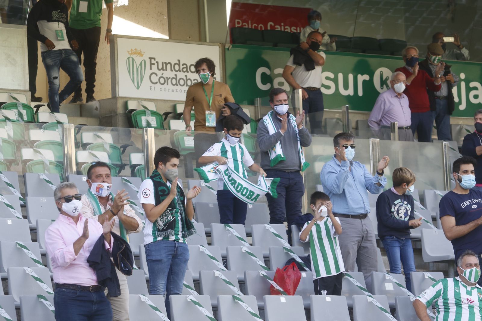Aficionados del Córdoba, en la grada de El Arcángel durante el partido inaugural ante el Lorca Deportiva.