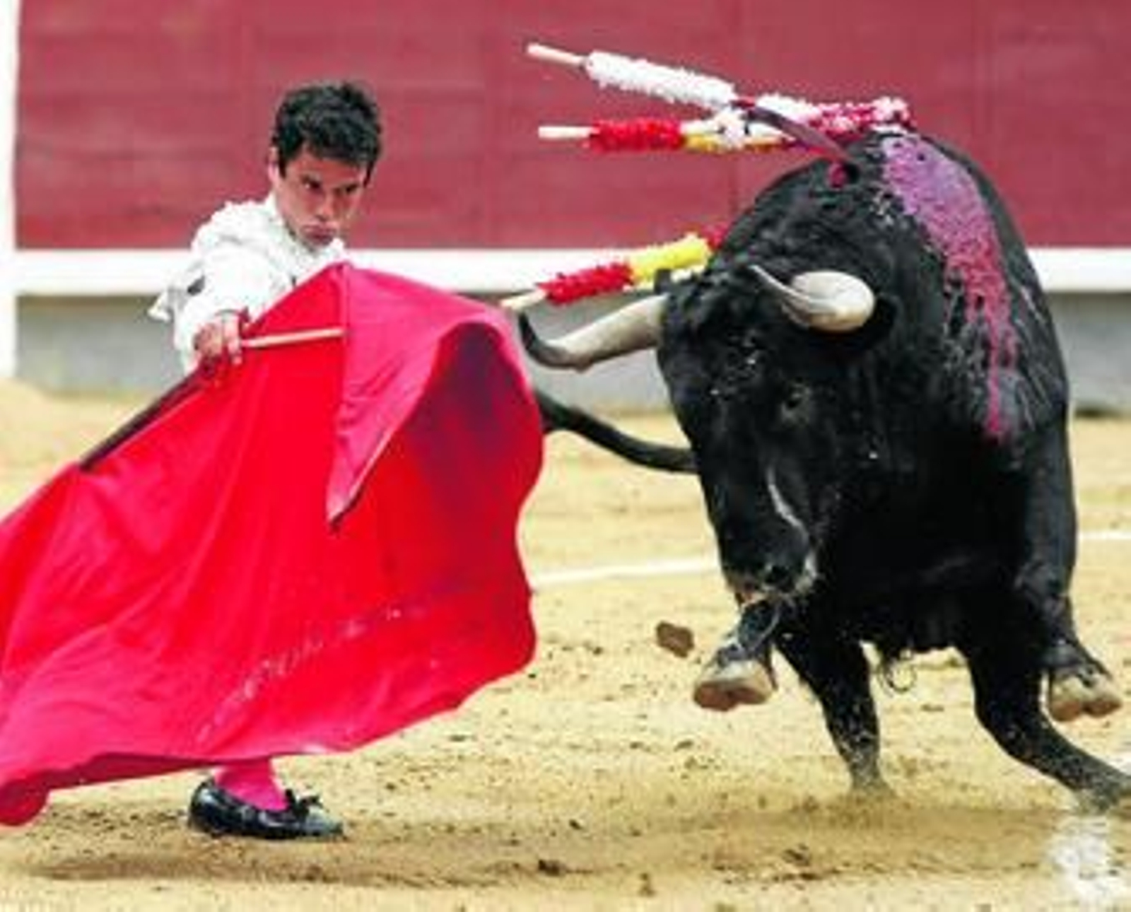Miguel Abellán, en el comienzo de una de sus faenas, ayer, en solitario, en Las Ventas.