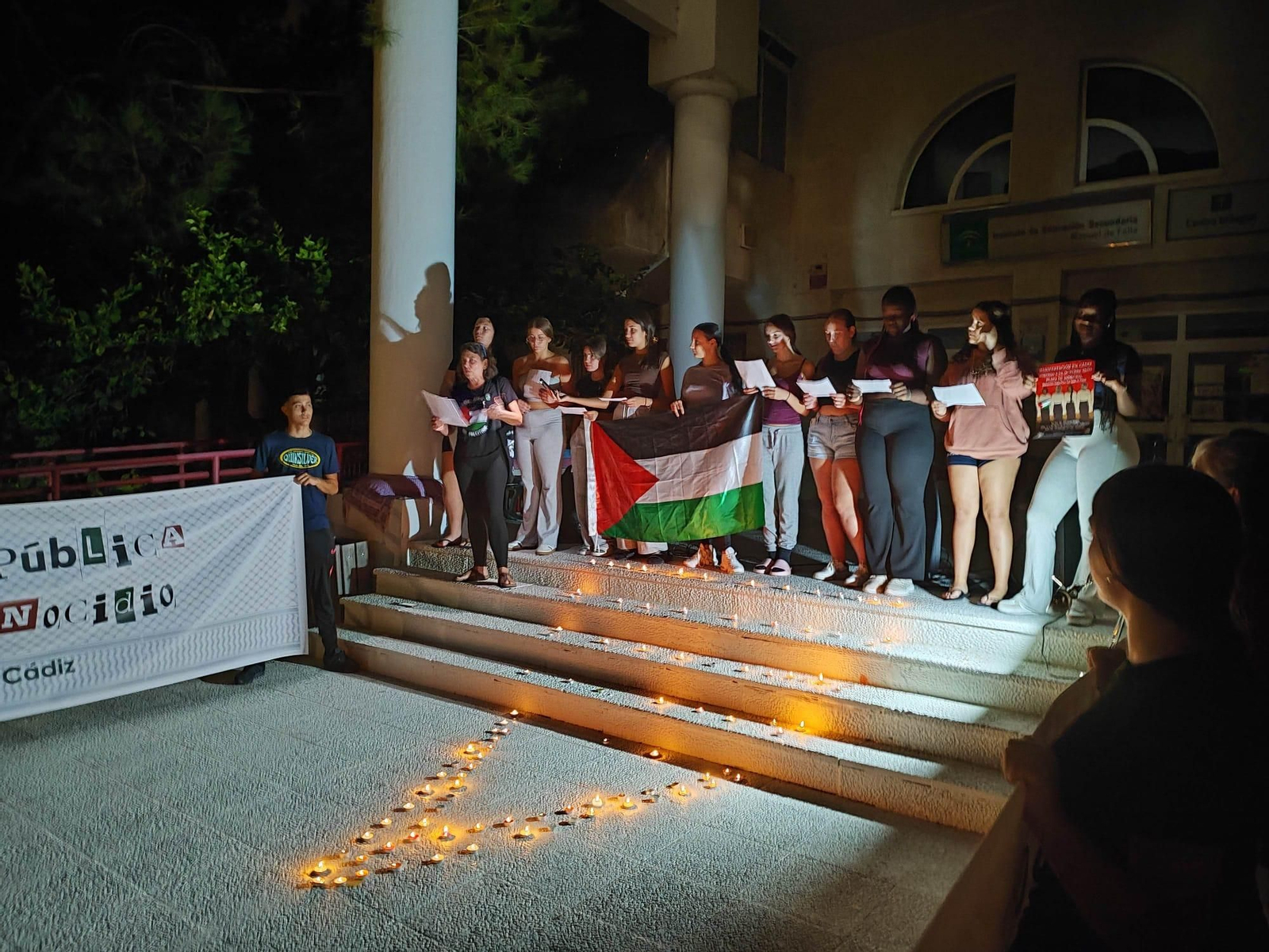 Encierro de la comunidad educativa del IES Manuel de Falla en apoyo a Palestina