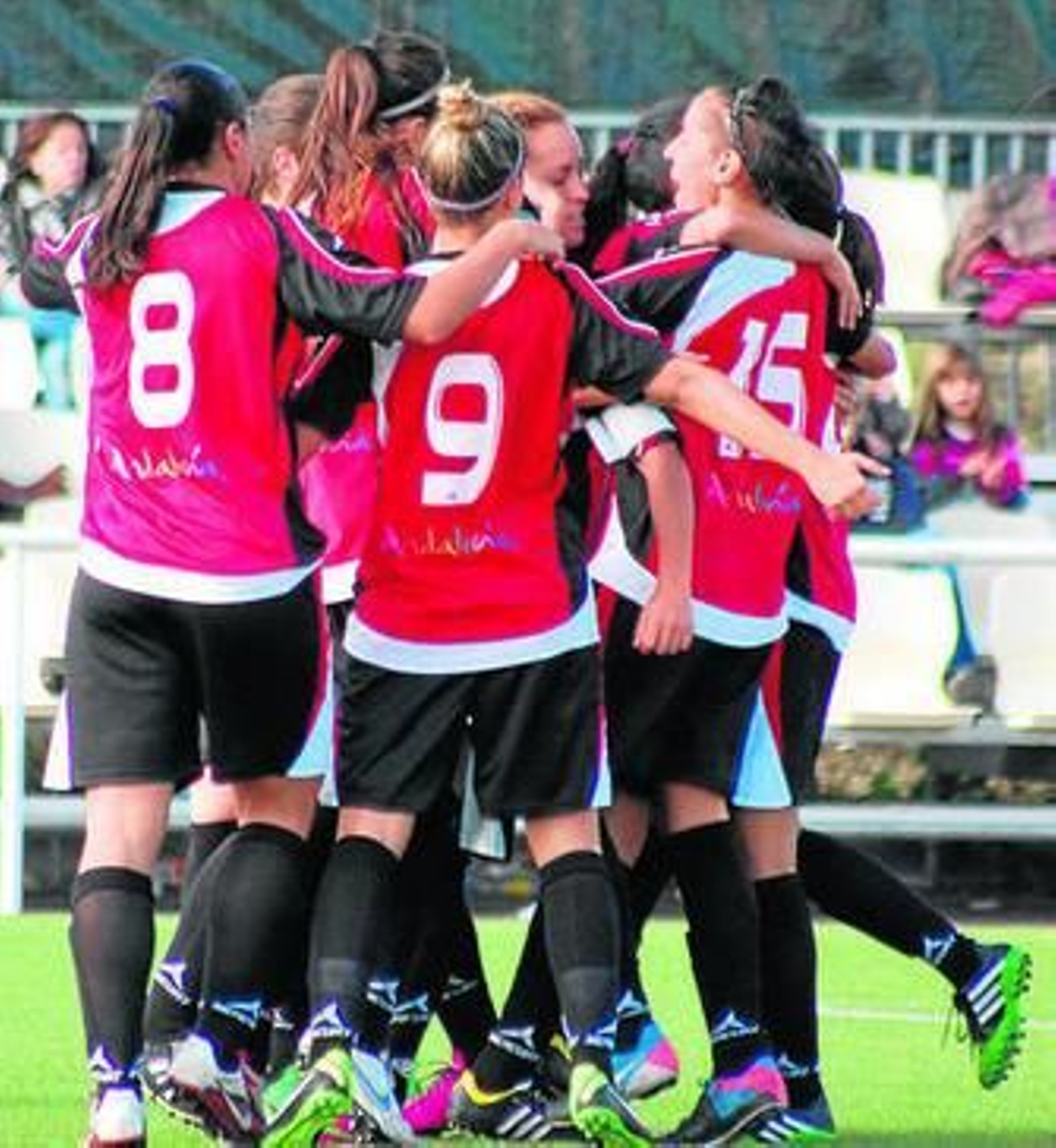 Las jugadoras de Antonio Toledo celebran el 0-1 de Anita.