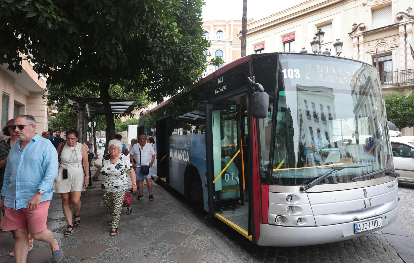 Uno de los autobuses del servicio municipal de transporte público.