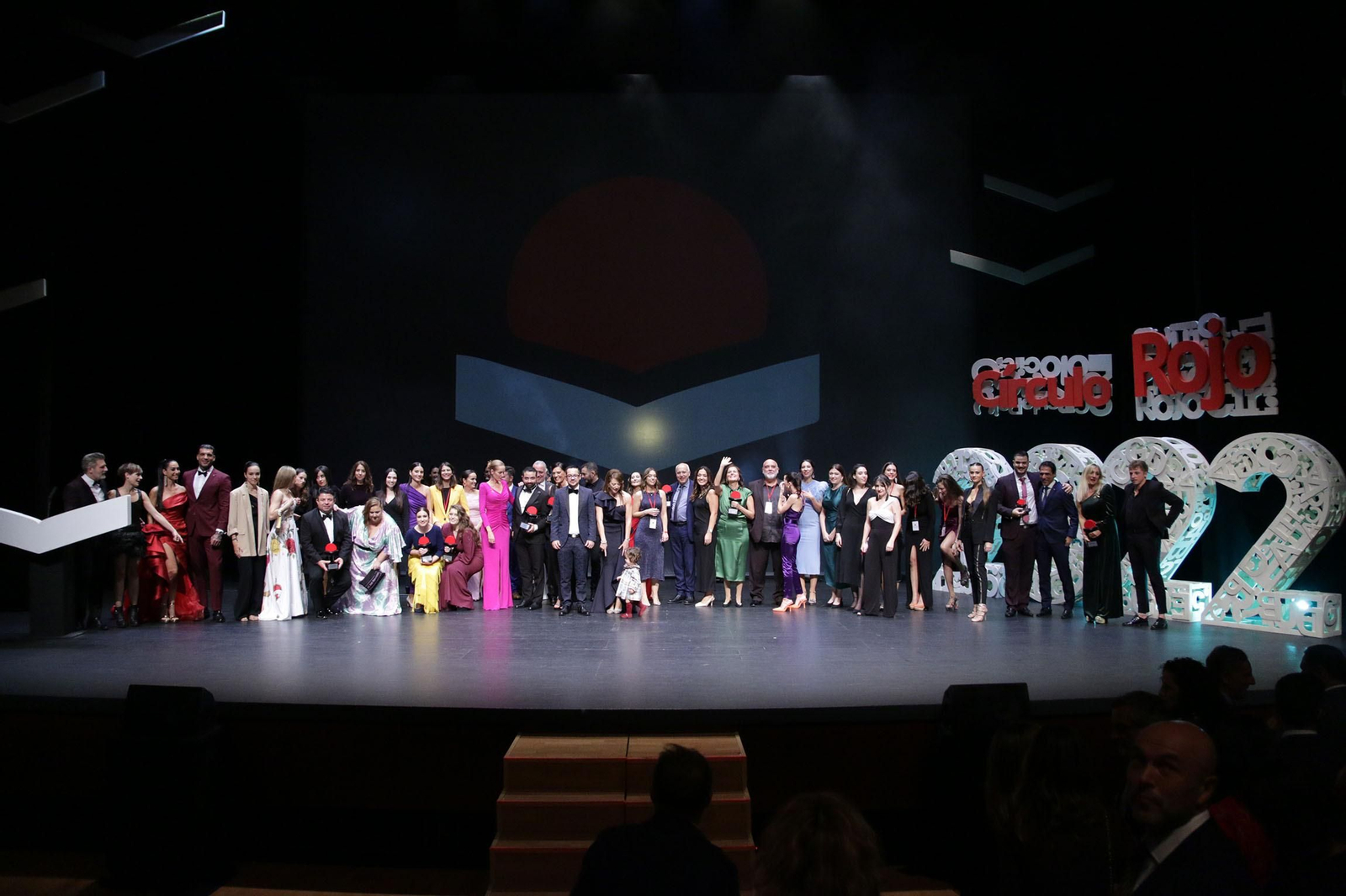 Foto al final de la gala con la organización y los galardonados en esta edición.