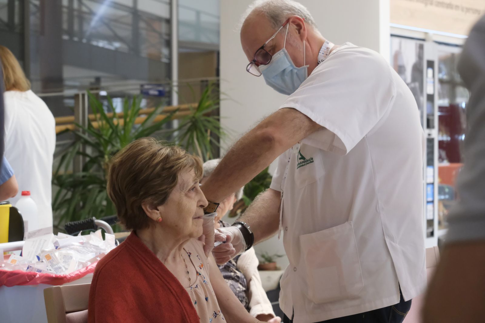 El inicio de la campaña de vacunación de la gripe en Córdoba, en imágenes