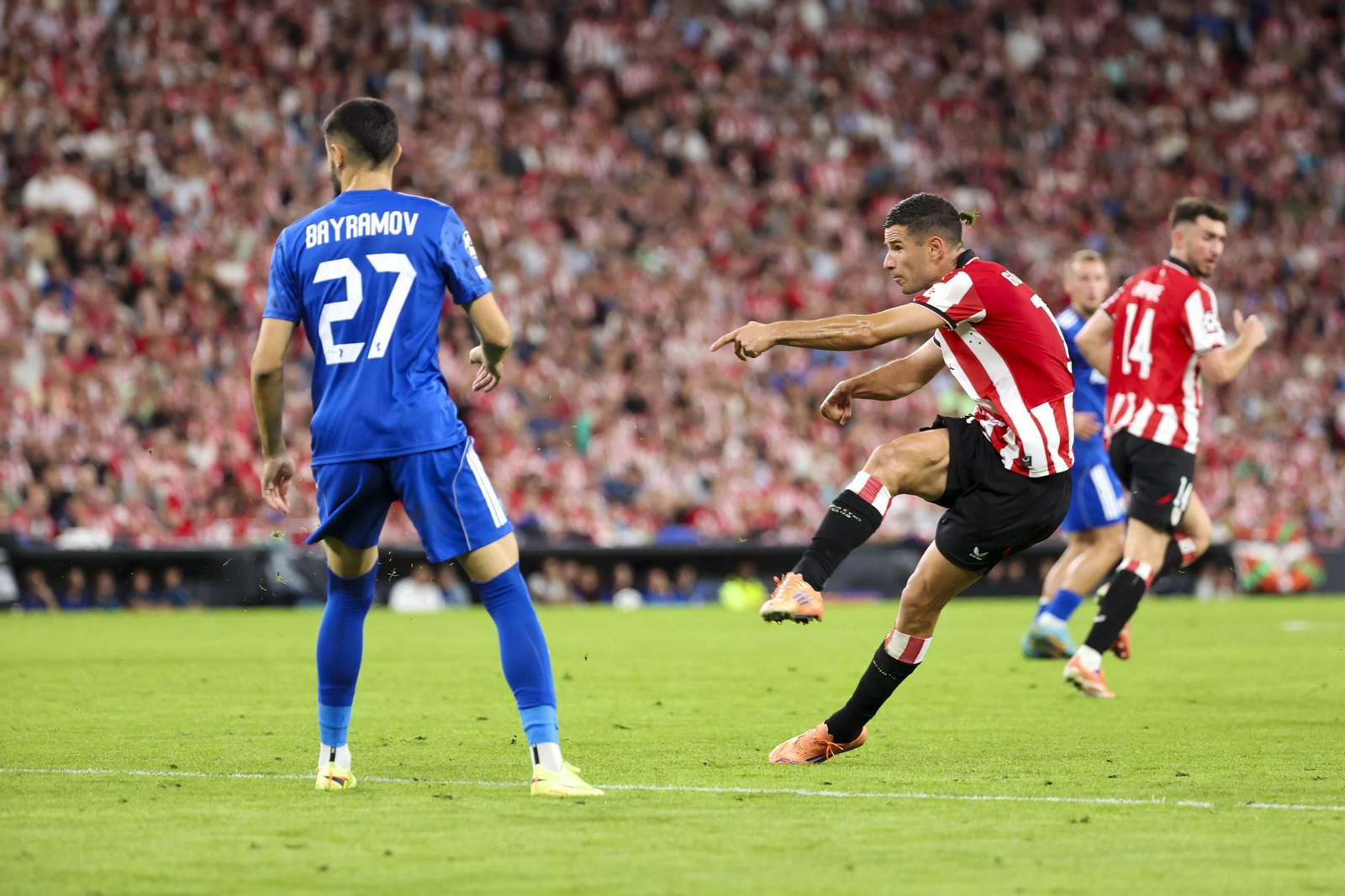 Guruzeta empalma fuera del área para conseguir el tercer gol del Athletic.