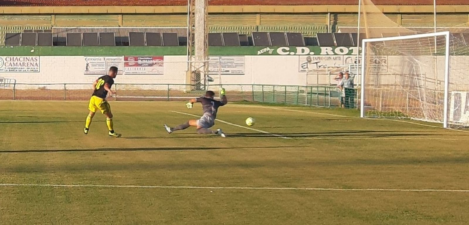 Gol anulado al cadista Javi Pérez en una acción del primer tiempo.