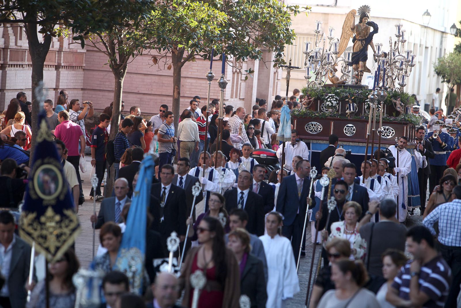El Santo Ángel, en procesión por la plaza del Falla.