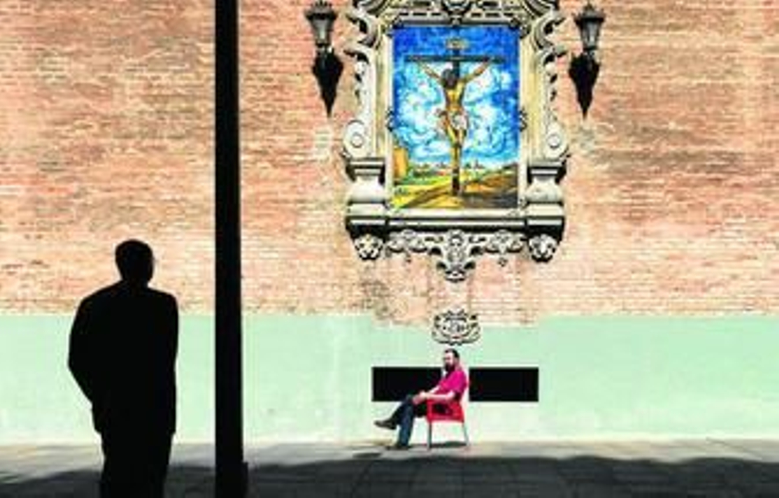 Hipólito G. Navarro, en la Plaza de la Encarnación, una de las fotografías más llamativas de la muestra.