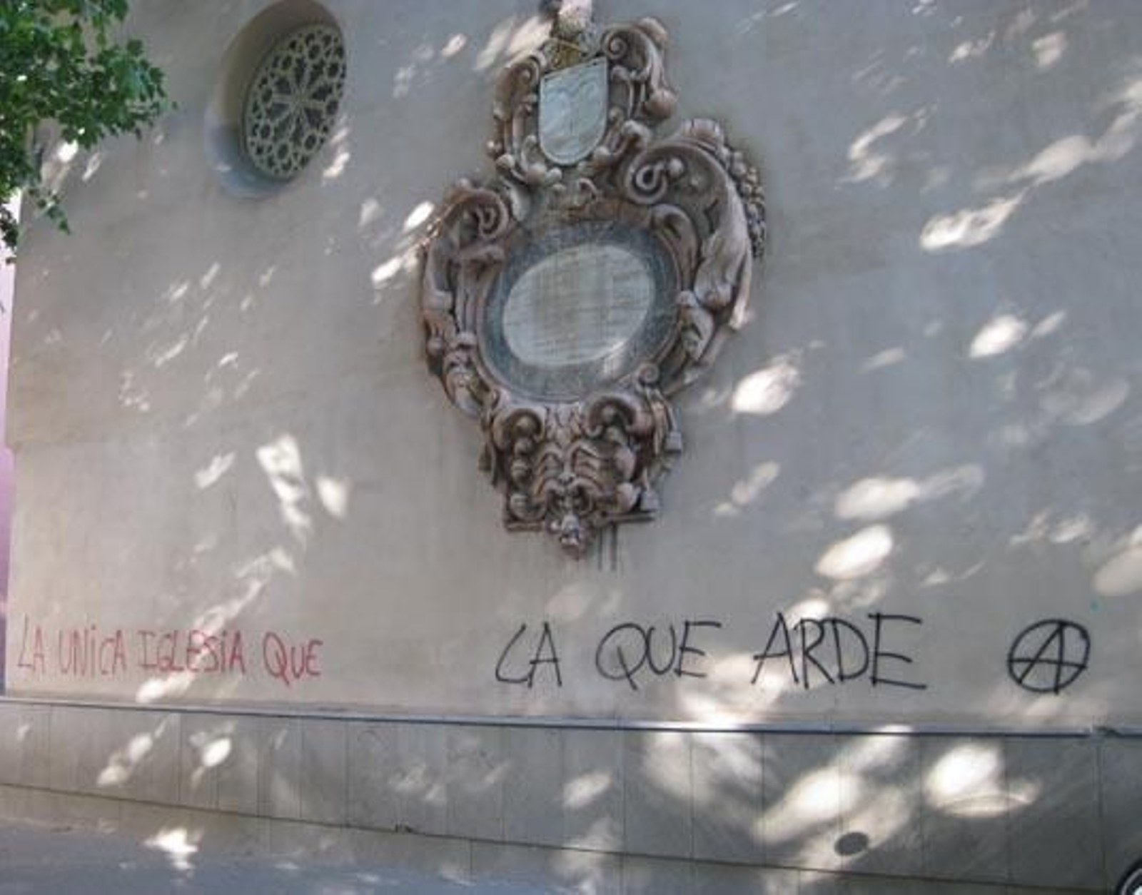 Aparecen pintadas contra la Iglesia en varios templos