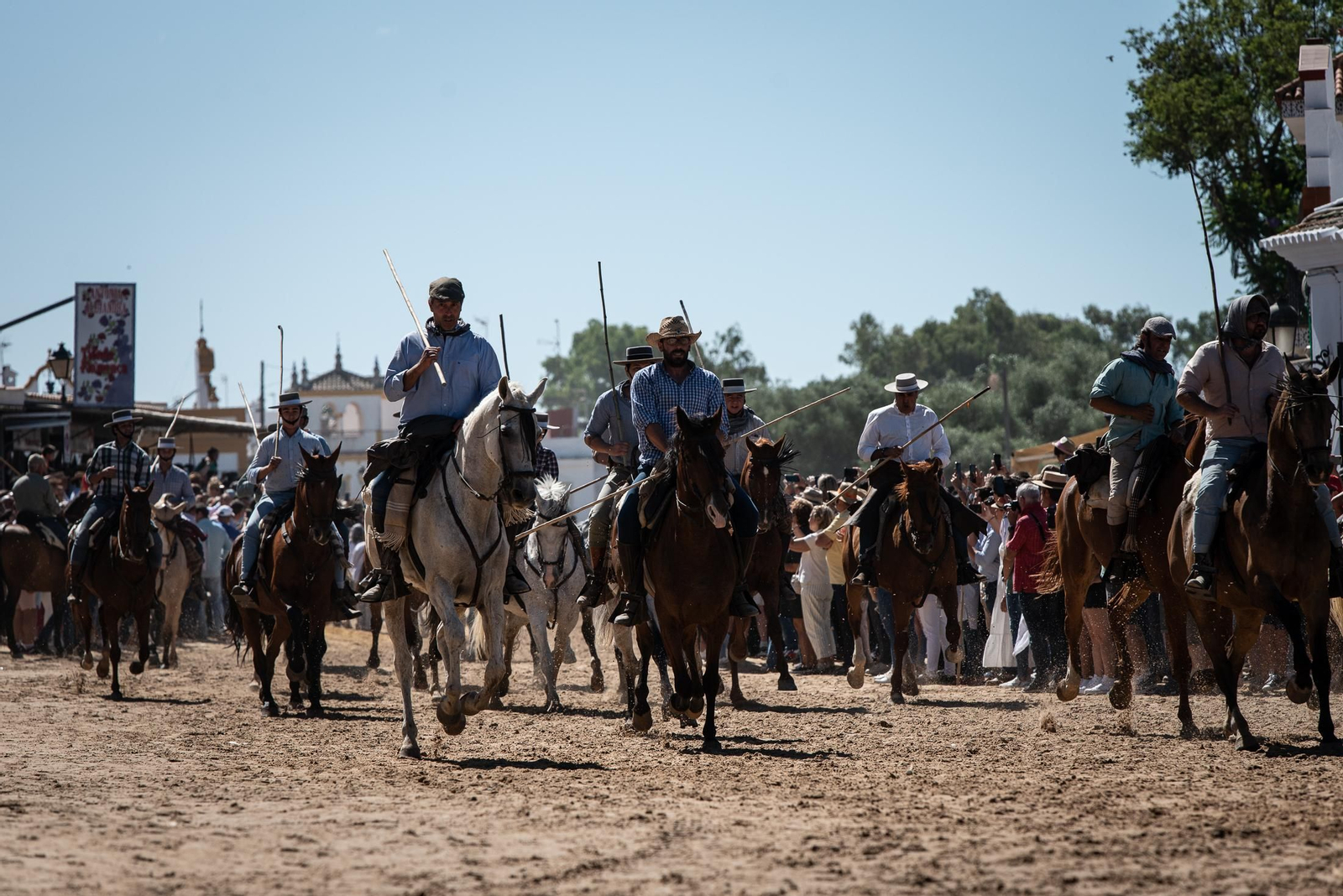 Imágenes de la Saca de las Yeguas a su paso por El Rocío