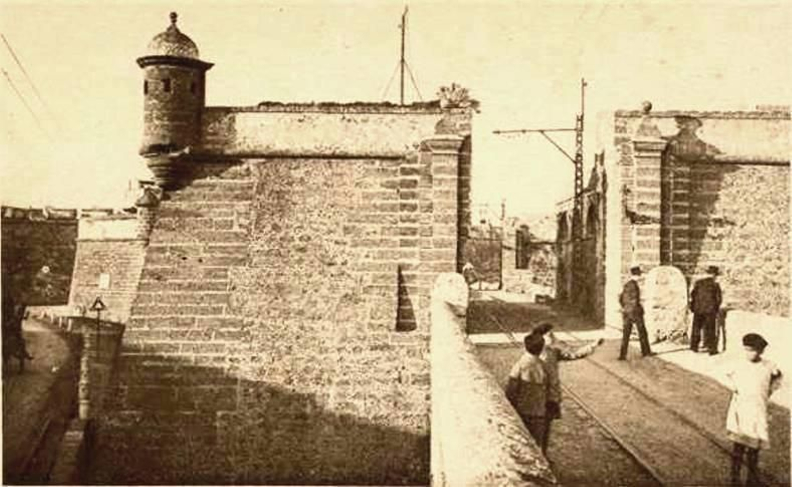 Los Glacis, defensa militar en la muralla.