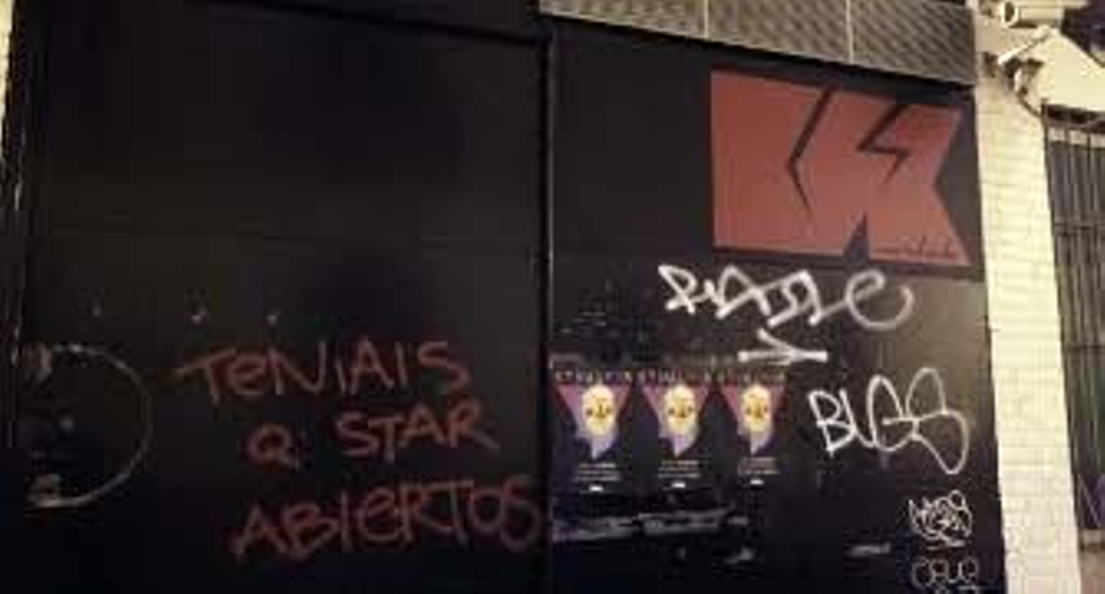 La puerta del bar Kafka, en la calle Faustino Álvarez. / Juan Carlos Muñoz