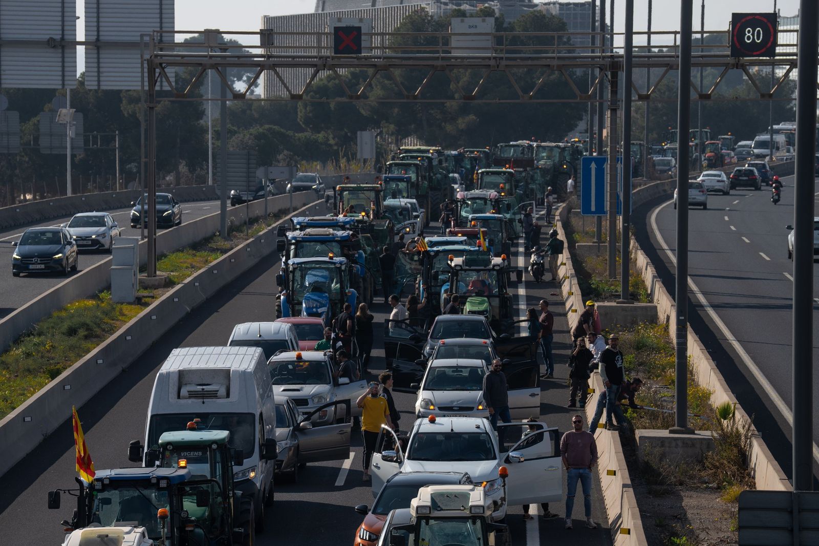 Agricultores y transportistas se movilizarán en Madrid el sábado y pretenden llegar a Ferraz