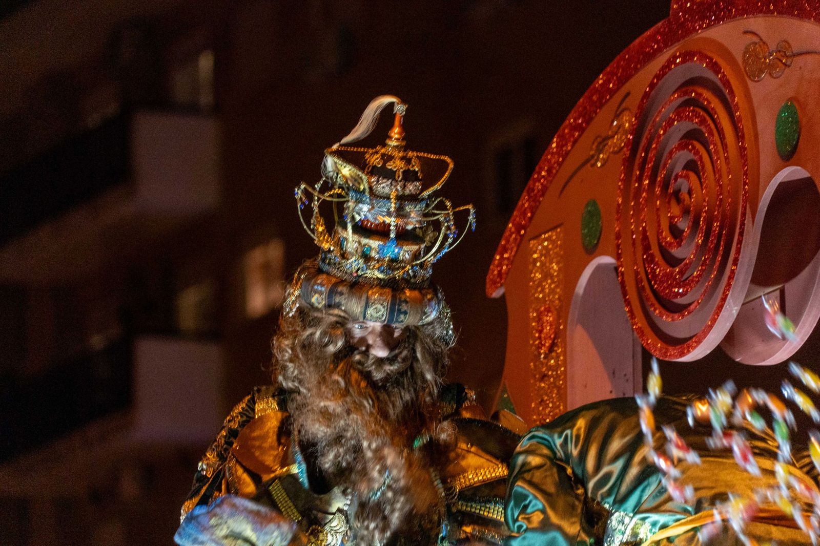 Las mejores fotografías del recorrido y la llegada al ayuntamiento de la cabalgata de Reyes Magos 2026