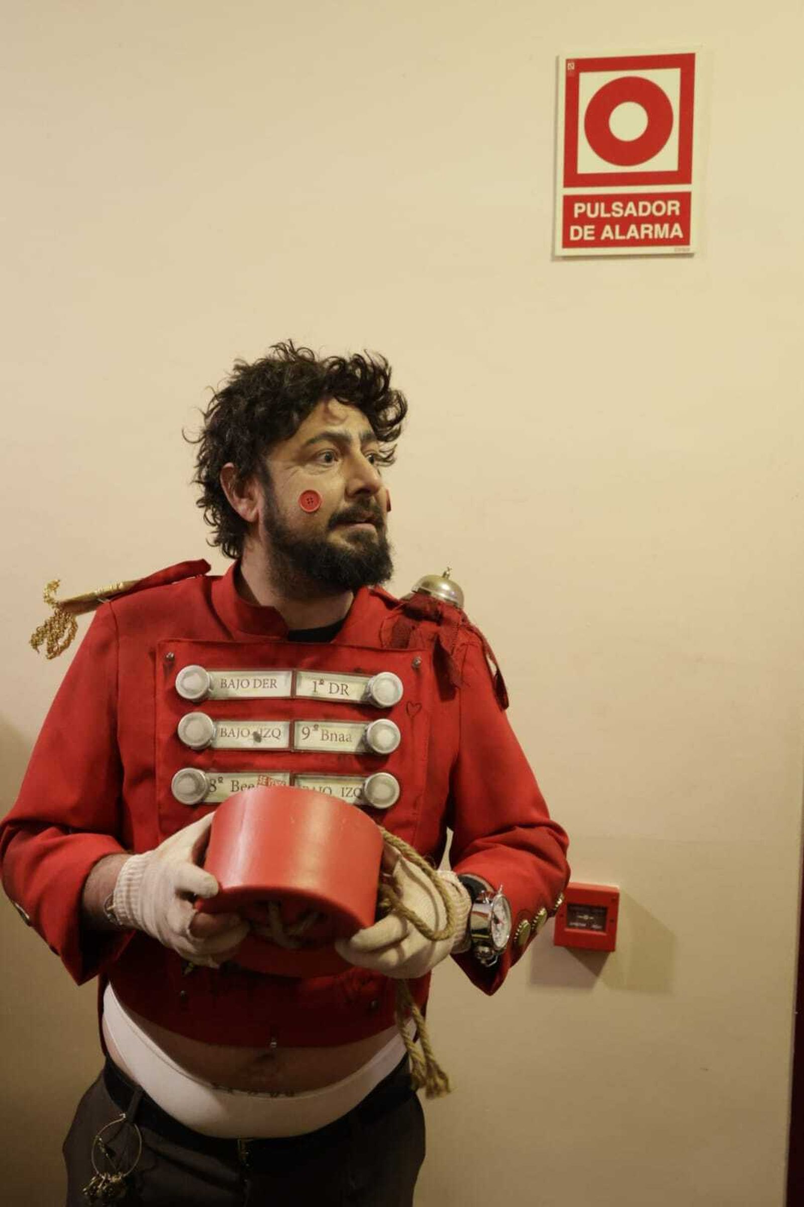 Chirigota 'Hotel resort y Cadi, aquí tiene usté su casa' en camerinos