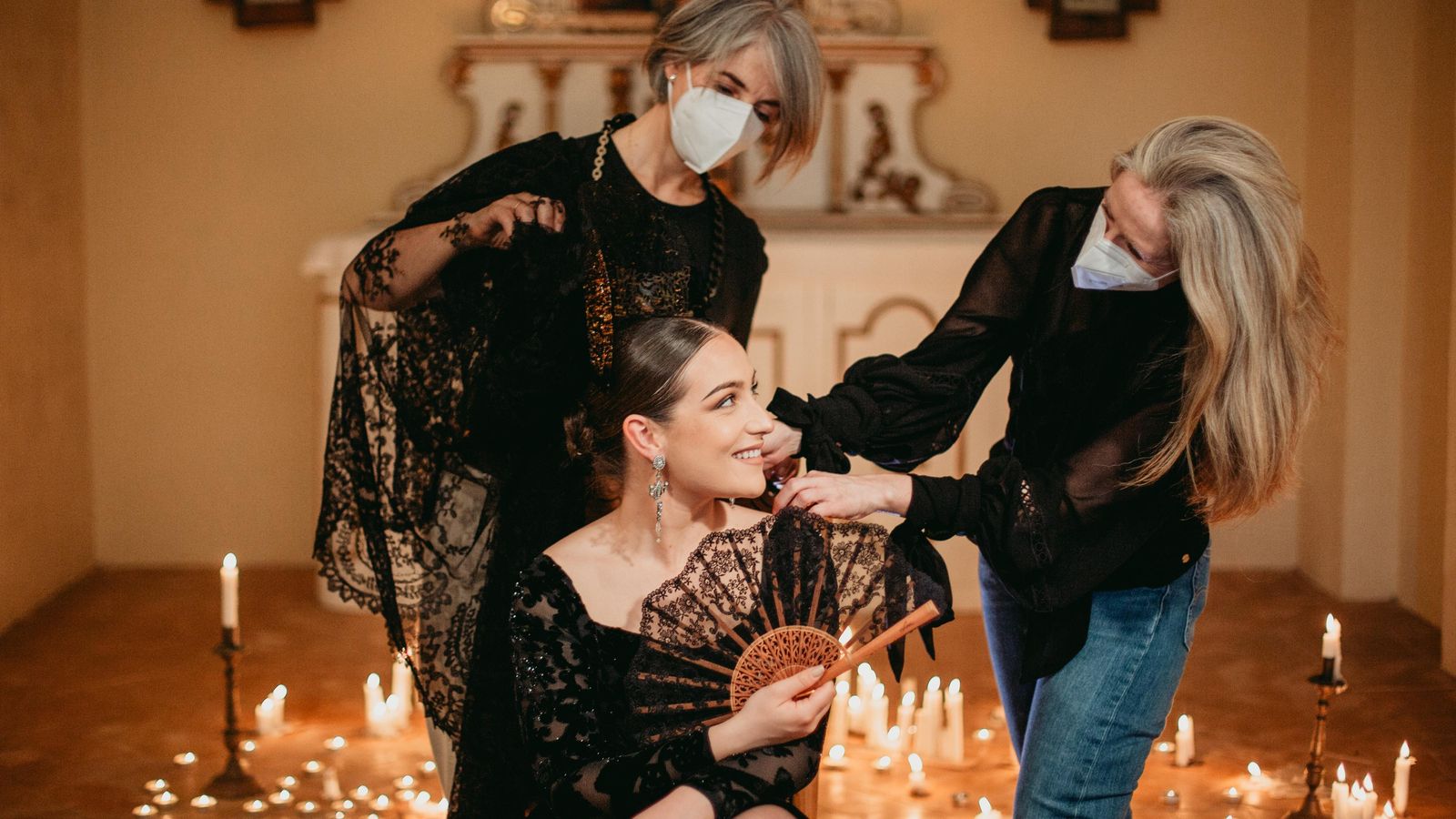 Mila y Rocío Montero colocan la mantilla a la bailaora Triana Ramos.