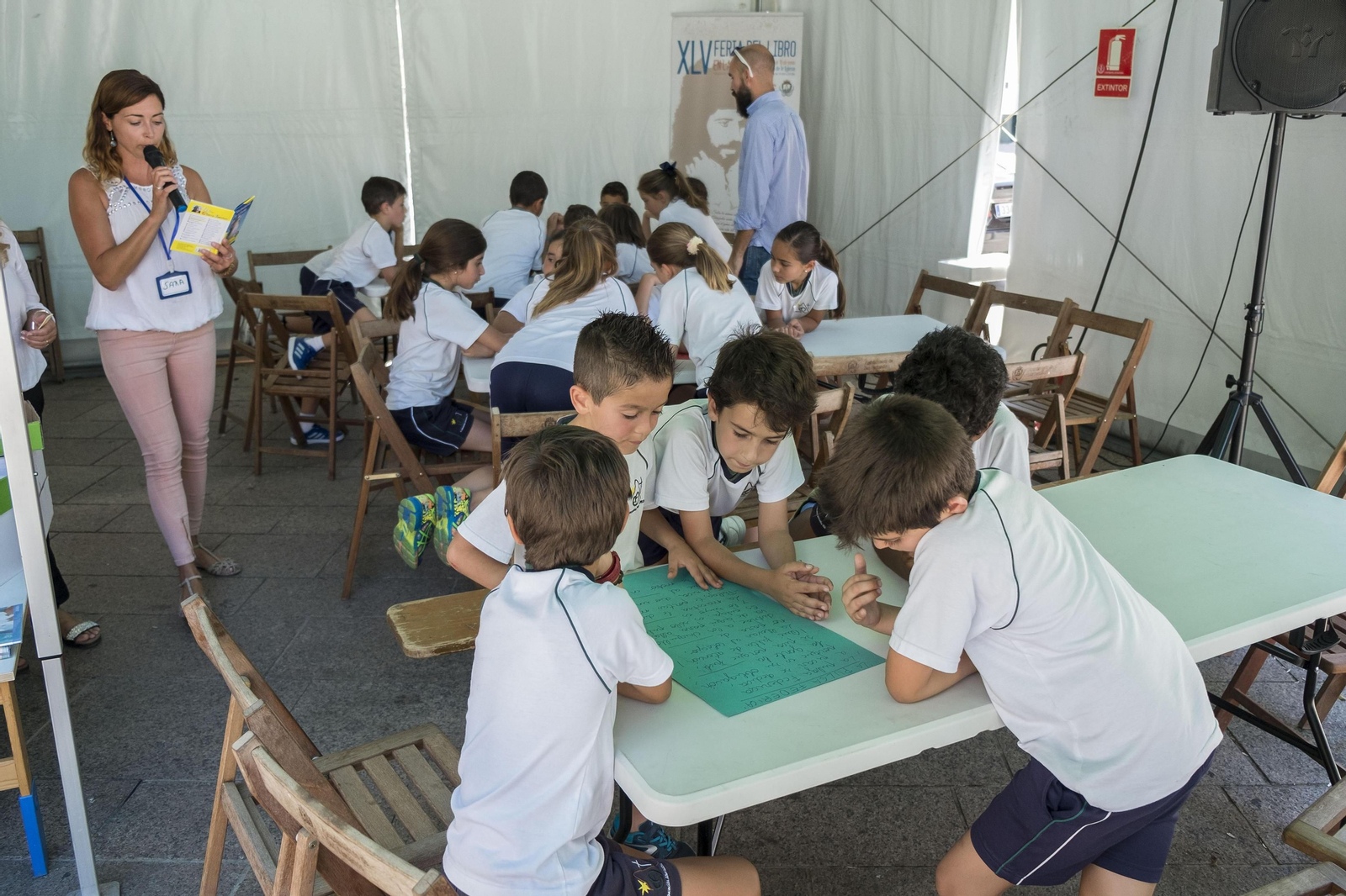 Alumnos isleños concentrados para resolver la adivinanza con la que completar el poema de Gloria Fuertes.