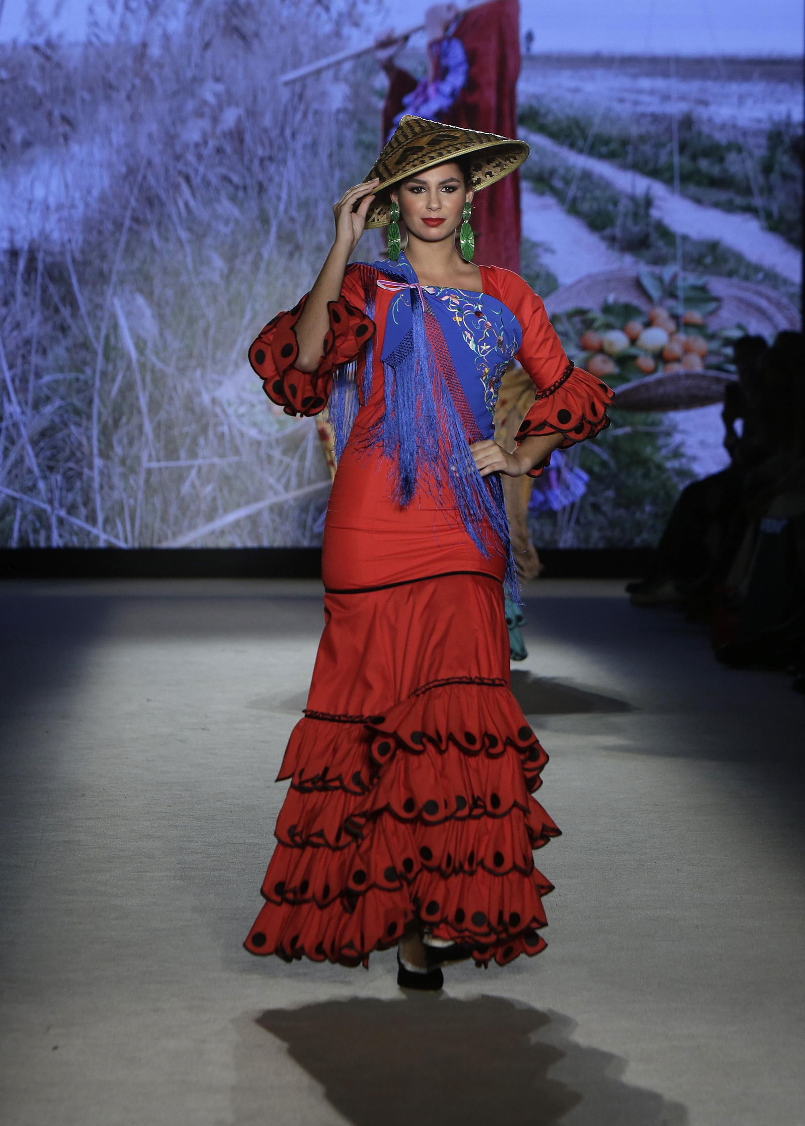 Traje de flamenca rojo con mantoncillo azul klein de Rocío Peralta. Traje de flamenca rojo con mantoncillo azul klein de Rocío Peralta.