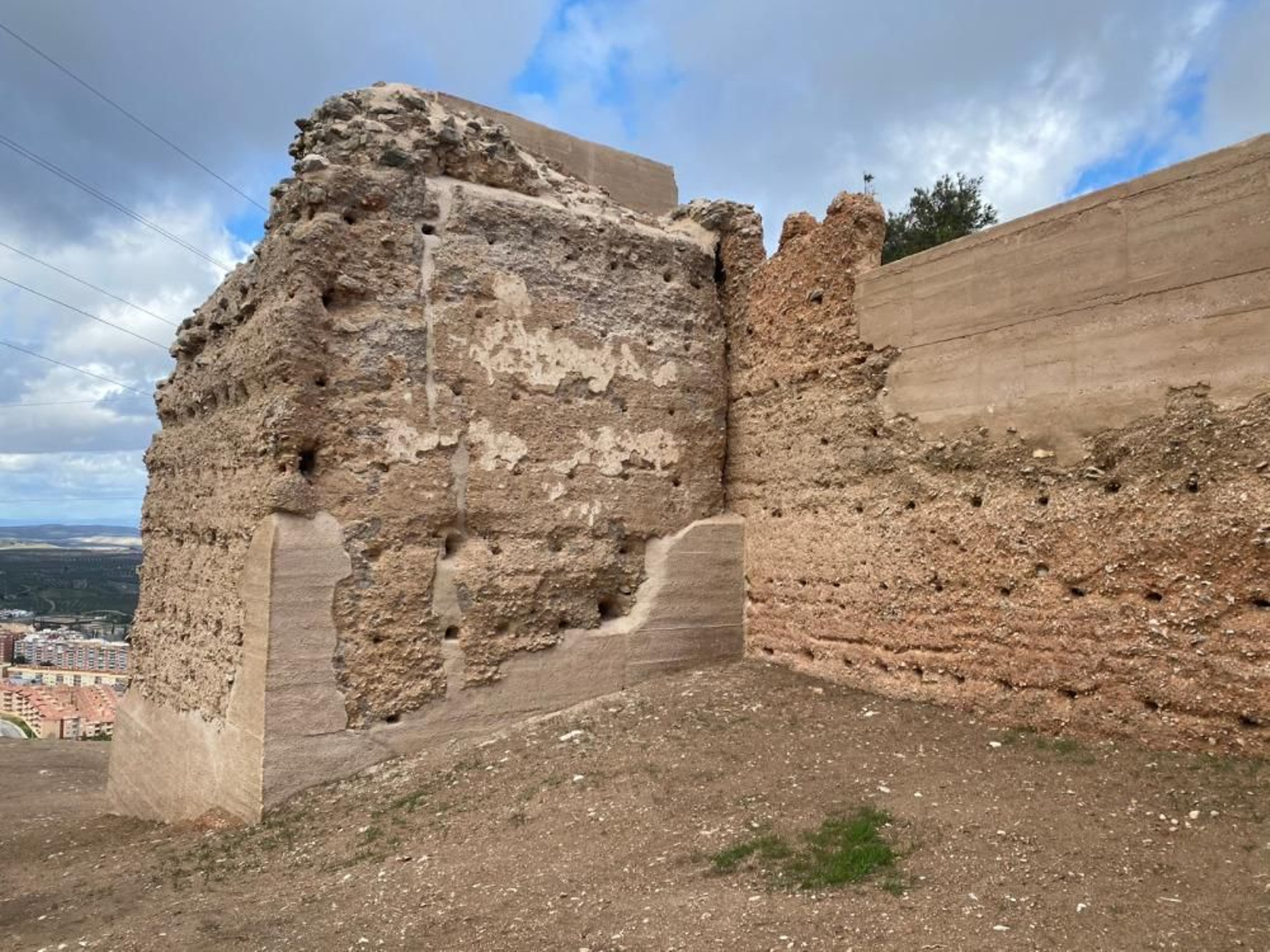 Tramo restaurado de la Muralla Norte de Jaén.