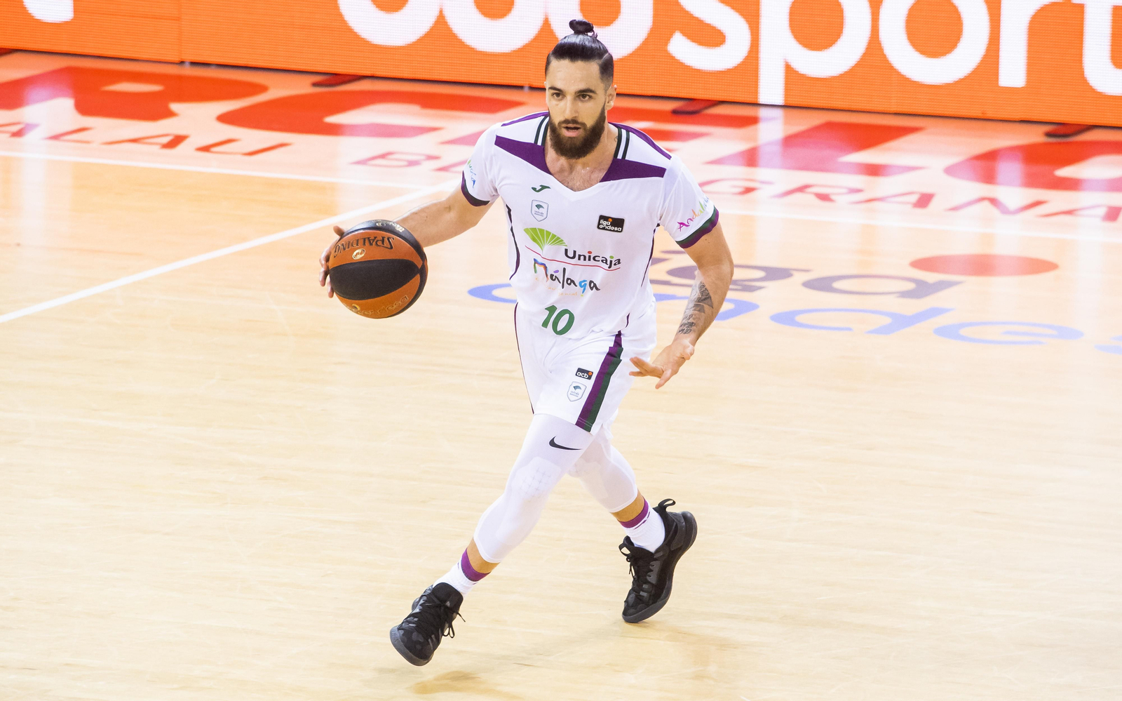Francis Alonso, bota el balón en el Palau Blaugrana.