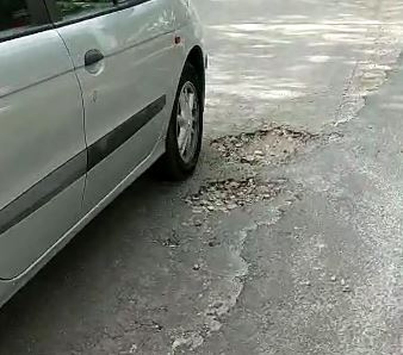 Baches en la carretera de acceso a Los Morales en Córdoba.