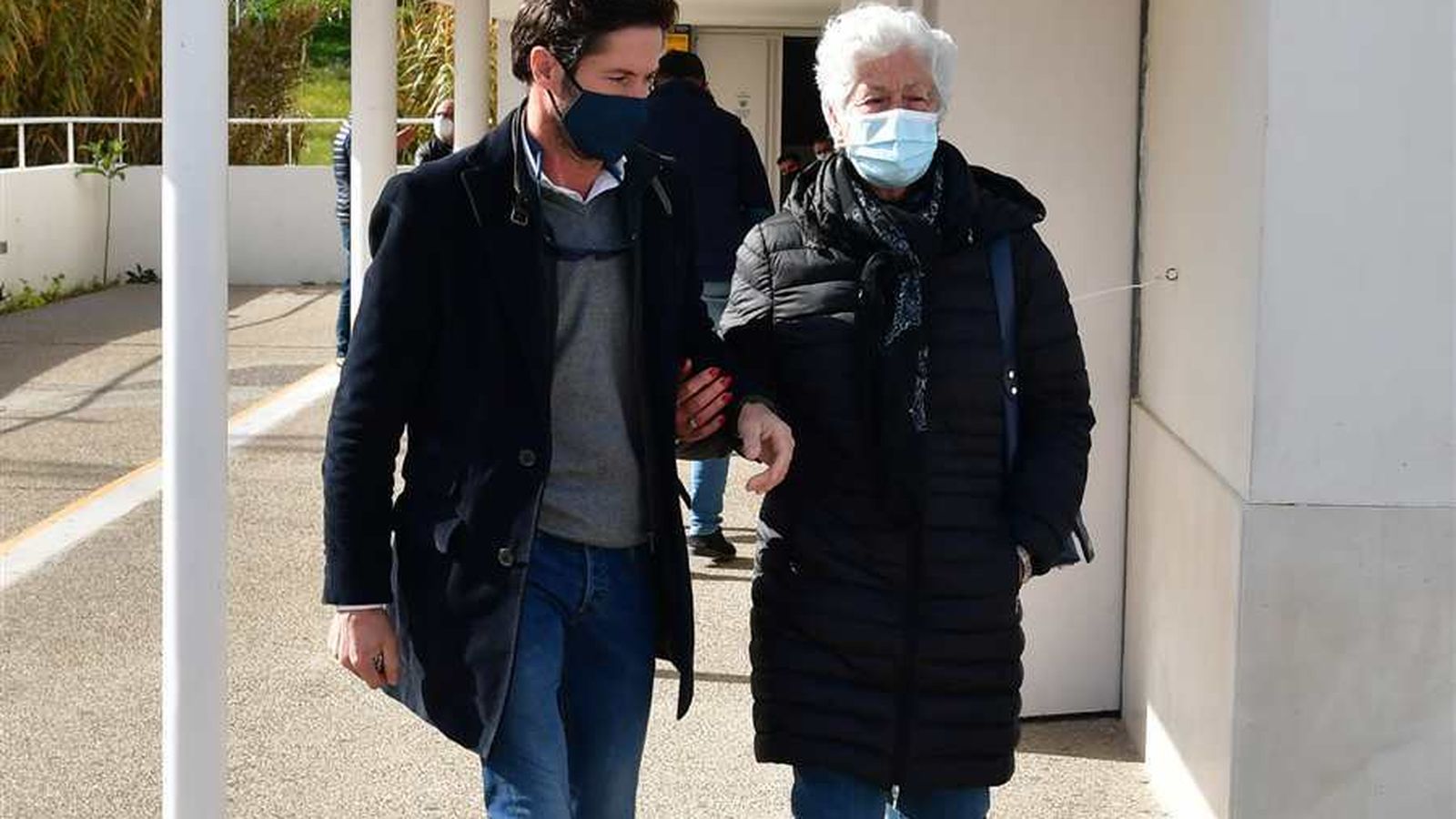 Canales y su madre, Teresa Rivera, en el funeral de 'Riverita'.