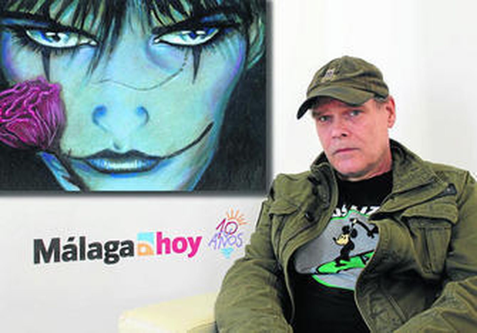 James O'Barr, junto a una imagen de su personaje más conocido, Eric Draven, en la redacción de 'Málaga Hoy'.