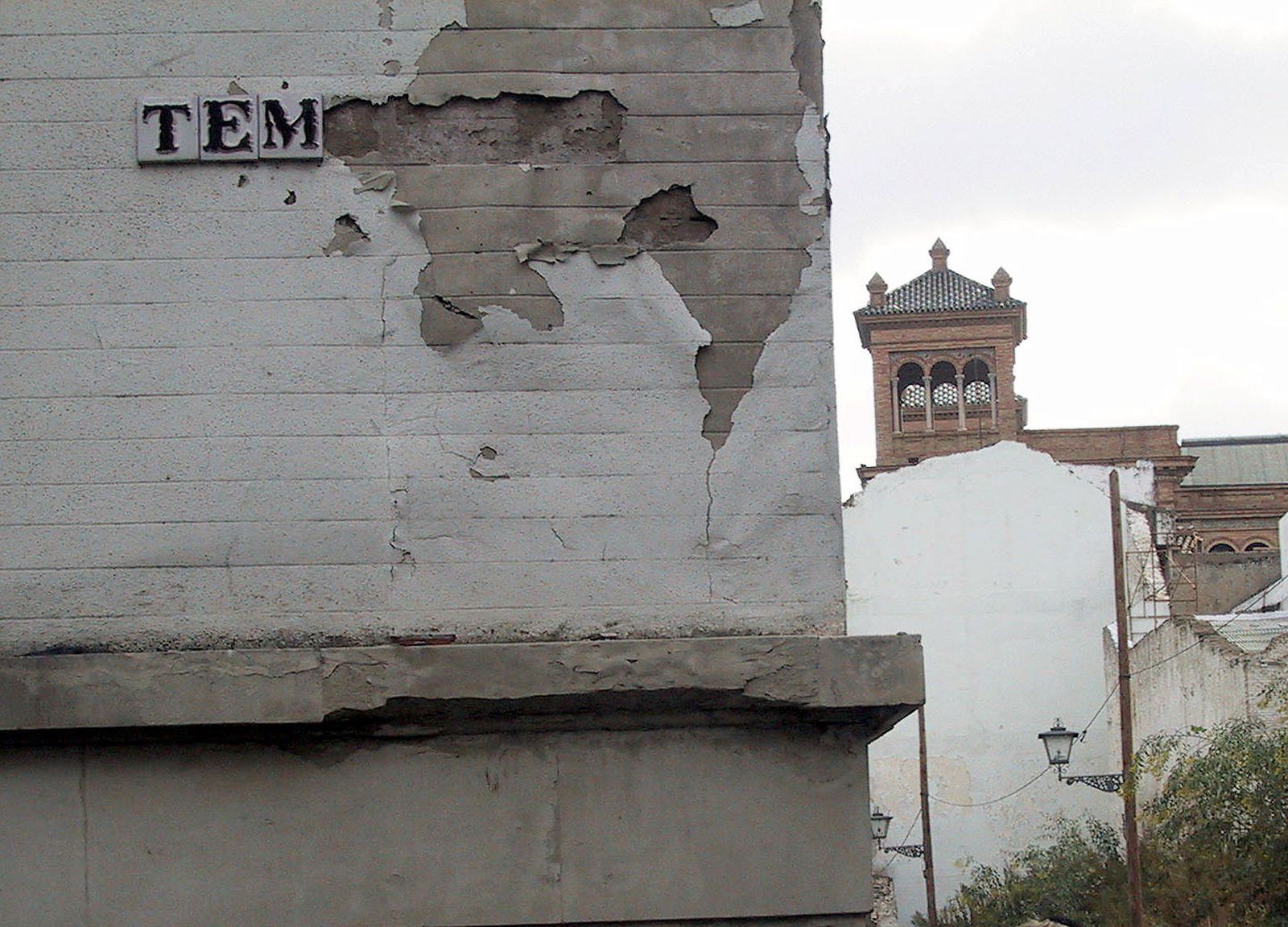 Imagen de archivo de un rótulo con desperfectos en el centro de Sevilla