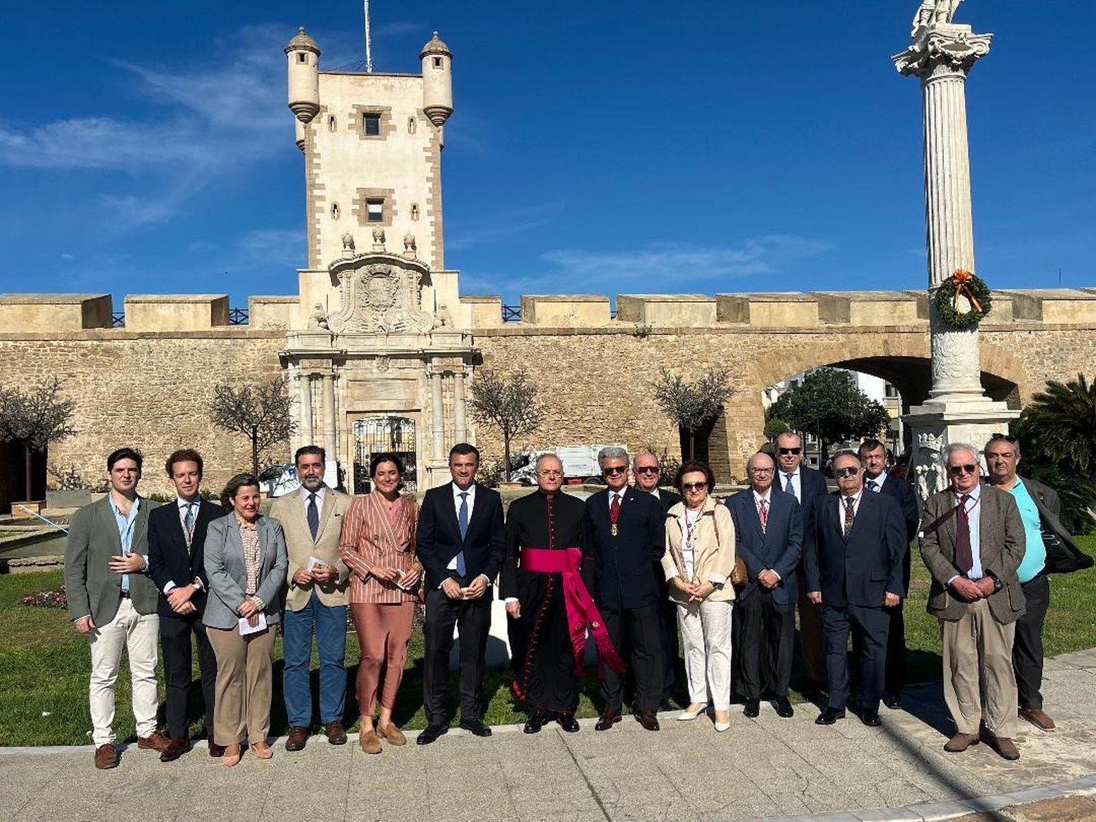 El padre Guillermo Domínguez Leonsegui, el alcalde de Cádiz, Bruno García, Ana María Sanjuán y Loli Pavón, con los miembros de la Hermandad de los Santos Patronos de Cádiz, durante la ofrenda floral.
