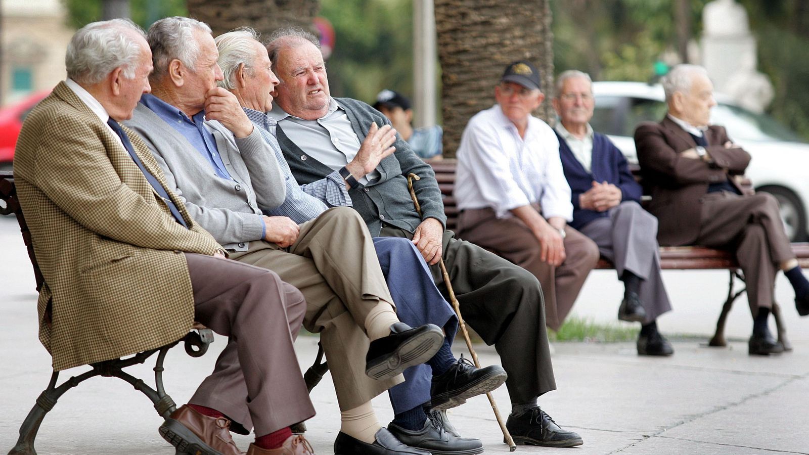 Un grupo de mayores sentados y dialogando.