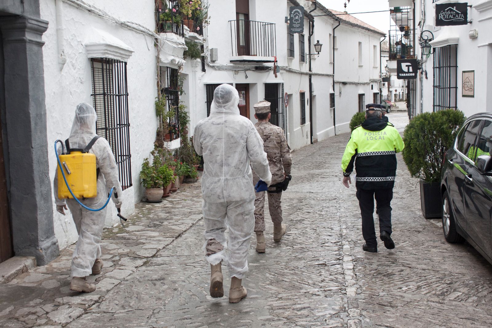 La Infantería de Marina y la Policía Local, durante las labores de desinfección en la localidad.