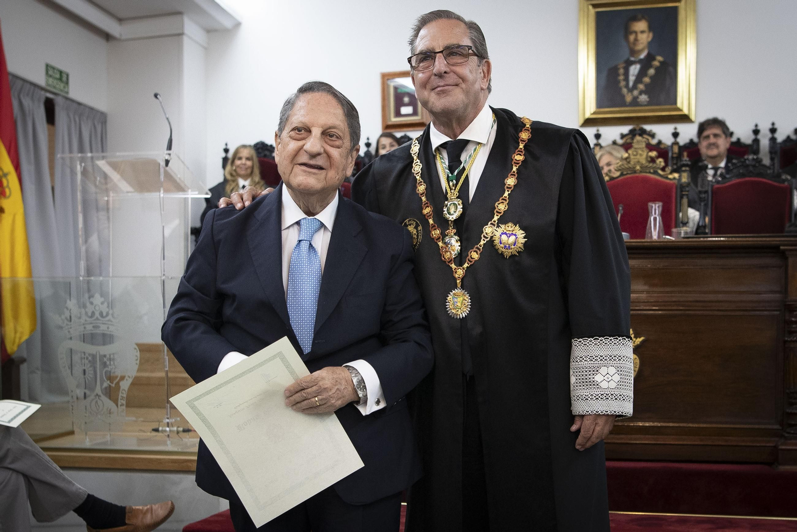 Botones de oro y lazo (15191048).jpg