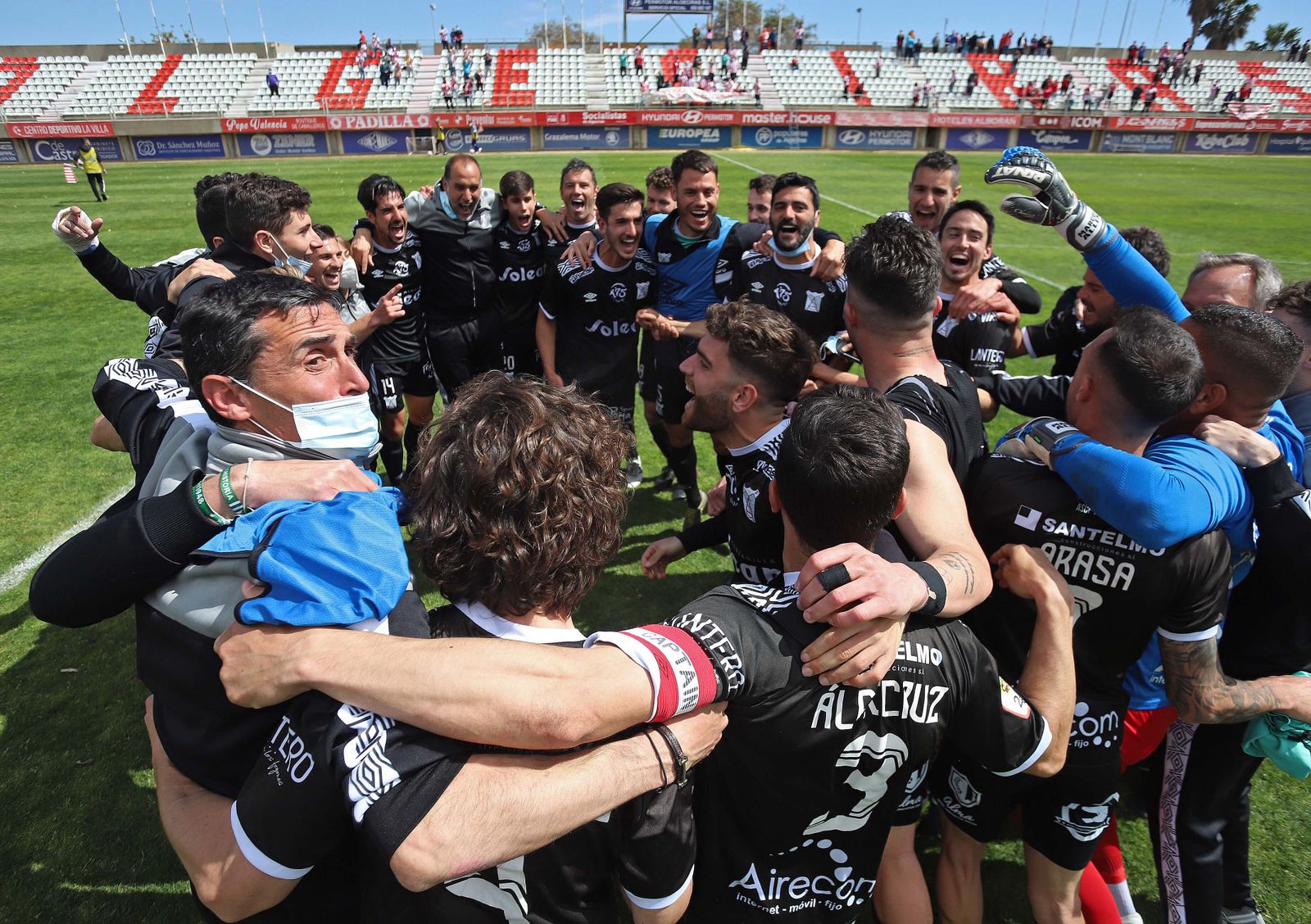 Los jugadores del Sanluqueño celebran el ascenso a la Primera RFEF.