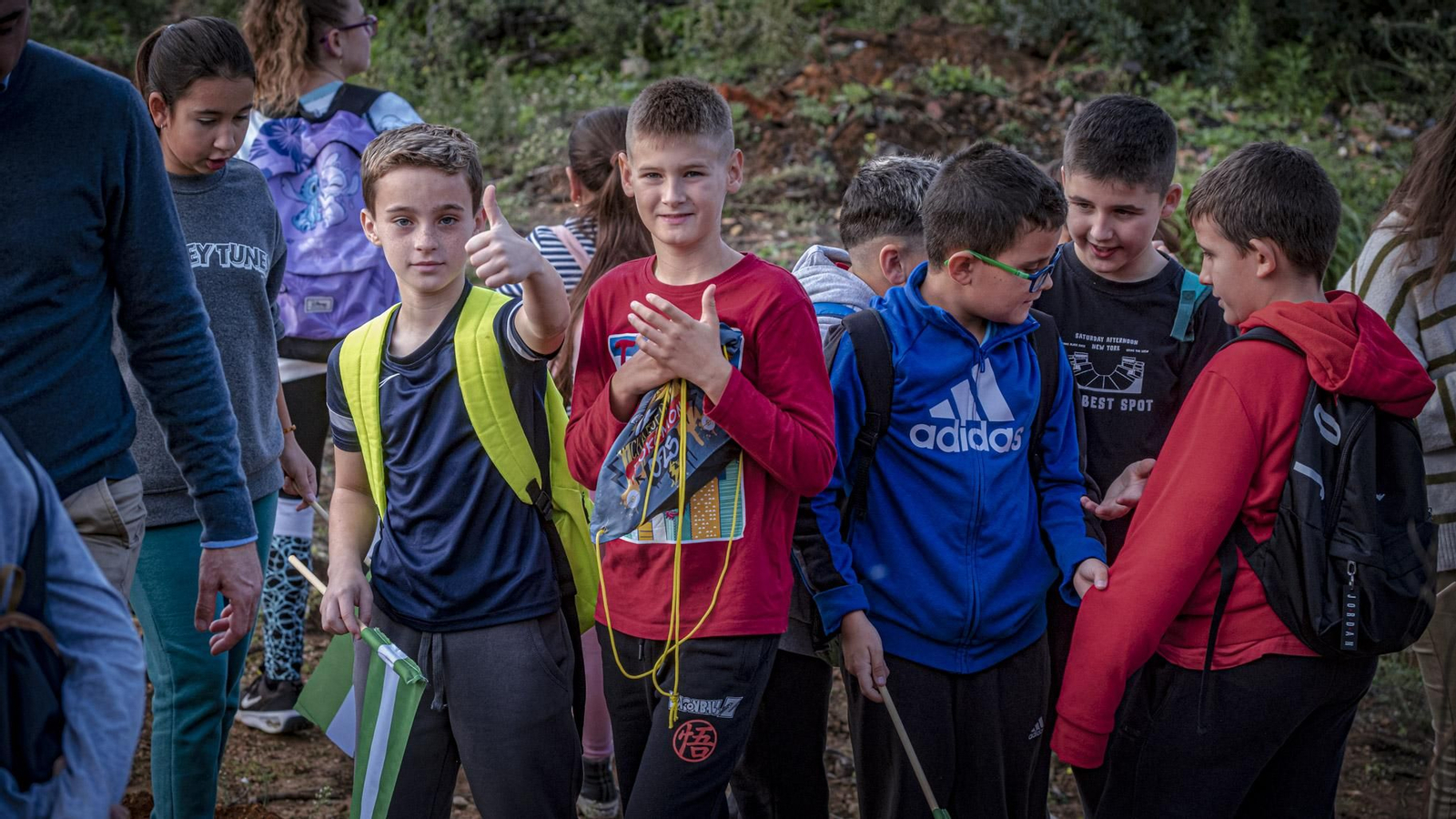 Las imágenes de escolares reforestando el pinar de Las Canteras de Puerto Real.