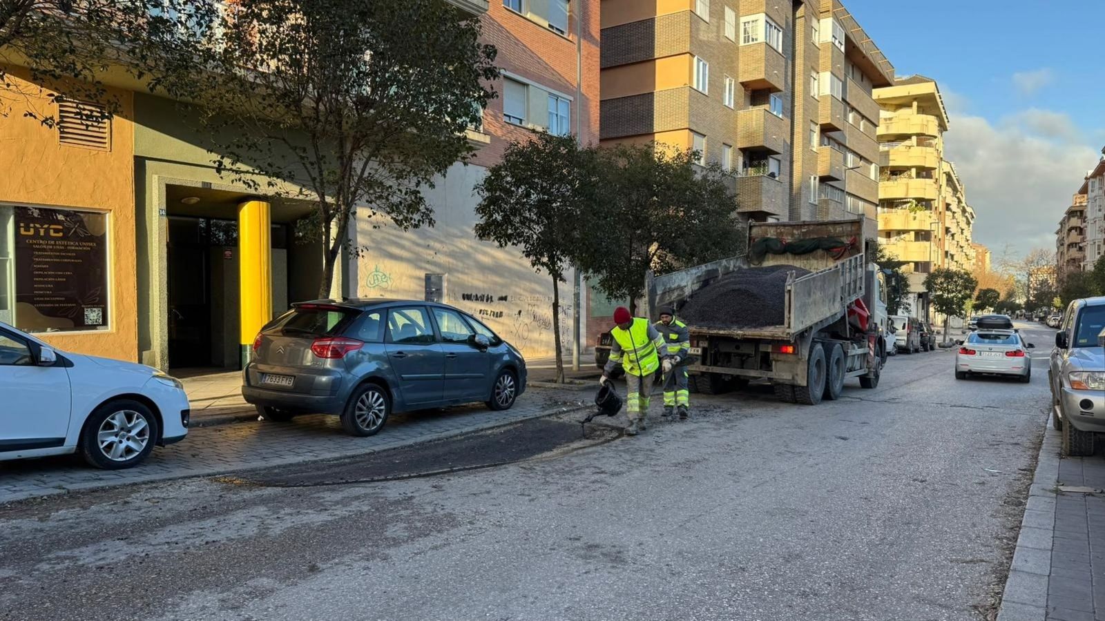 Trabajos de parcheo en una calle de Jaén capital.