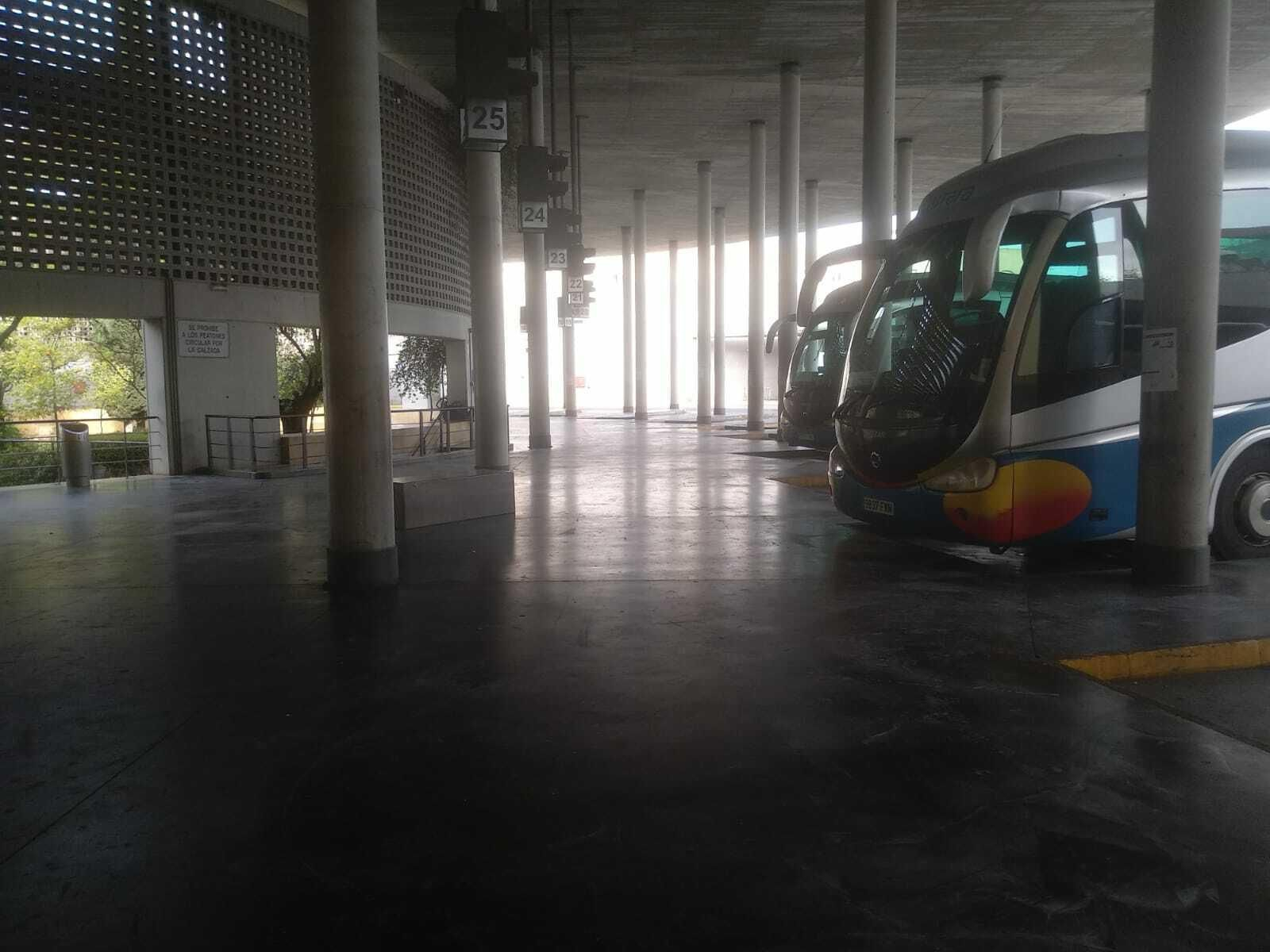 Autobuses estacionados en la estación de Córdoba.