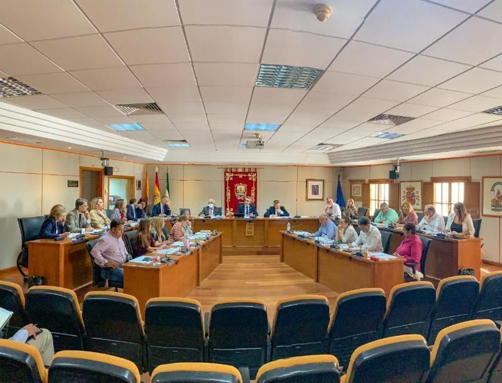 El alcalde, Víctor Navas, ha presidido el Pleno de la Corporación municipal de Benalmádena. El alcalde, Víctor Navas, ha presidido el Pleno de la Corporación municipal de Benalmádena.