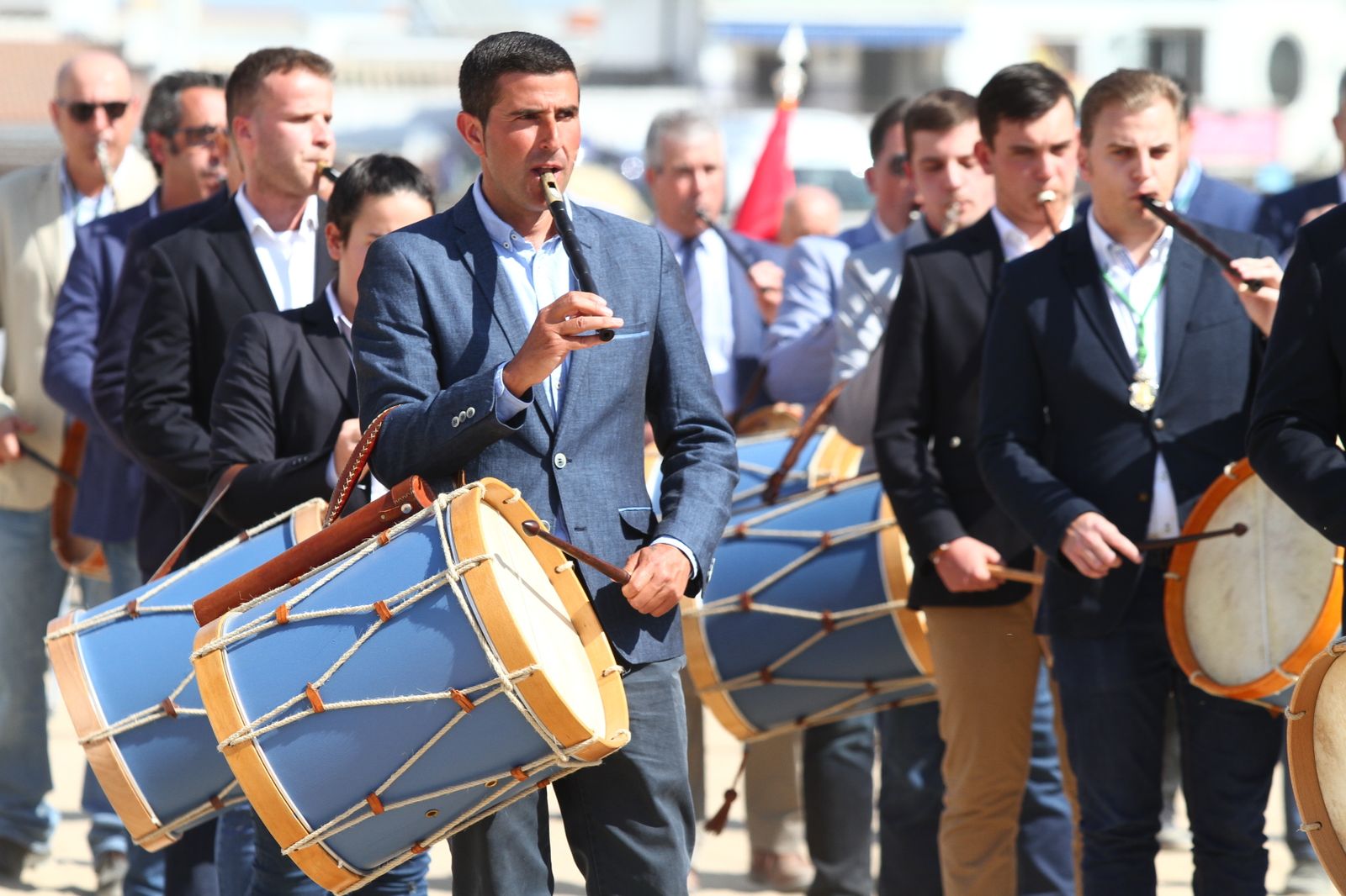 La Hermandad de Huelva se presenta ante la Virgen del Rocío en su peregrinación a la aldea almonteña