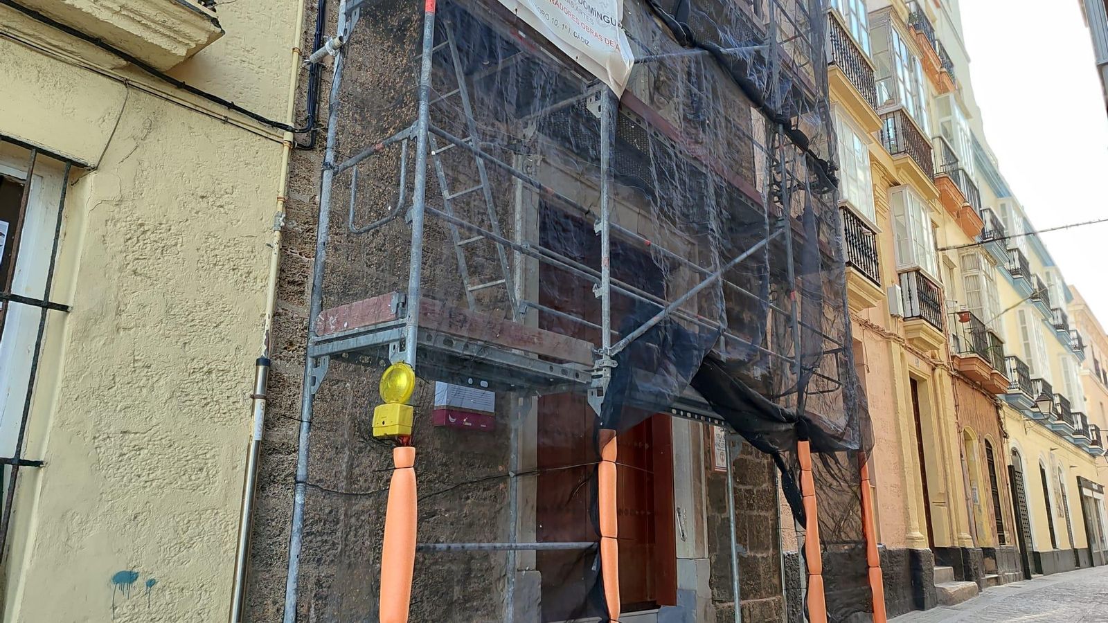 Los andamios cubren la fachada de la capilla del Caminito.