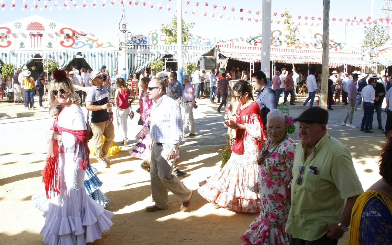 La Feria no entiende de edades. Feriante se nace. En la imagen personas de distintas edades durante el sábado de Feria.