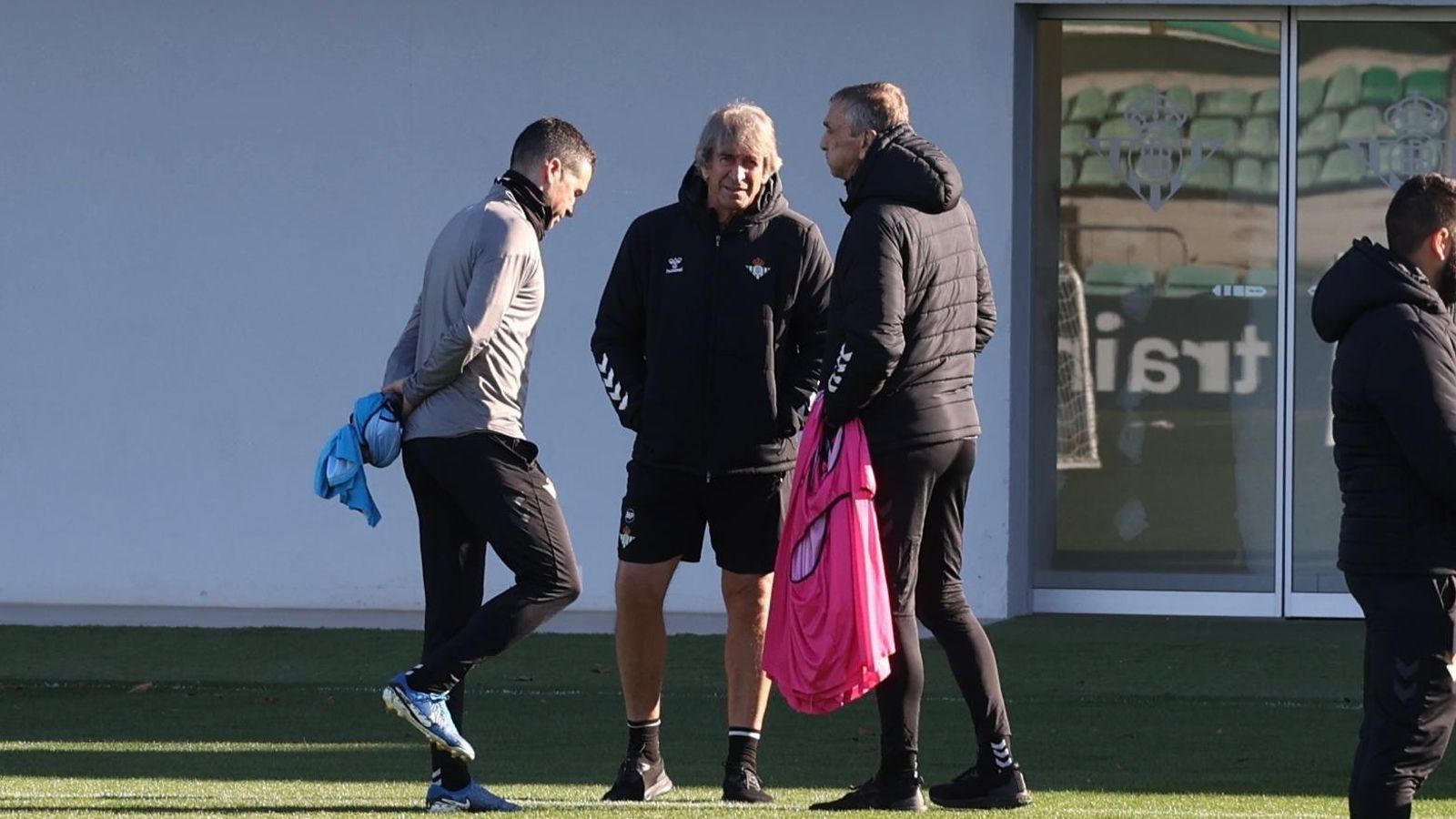 Manuel Pellegrini en el entrenamiento de este lunes 30 de diciembre en la Ciudad Deportiva Luis del Sol