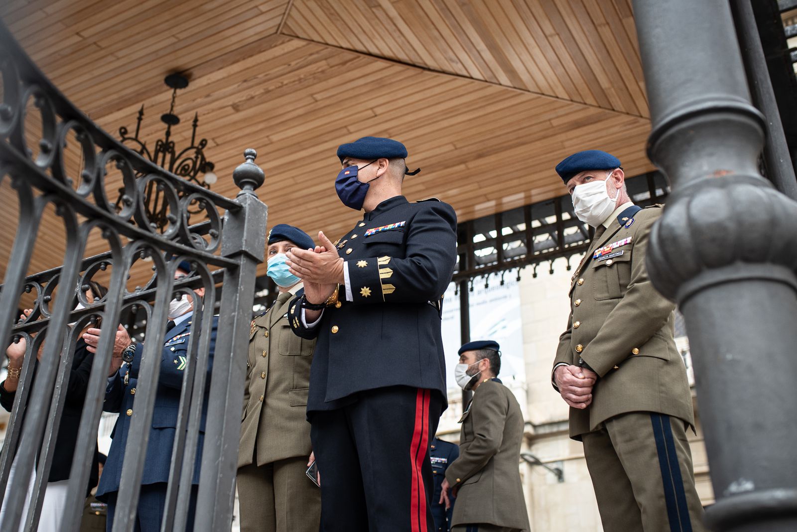 Imágenes del desfile de la Guardia Real por el centro de Huelva