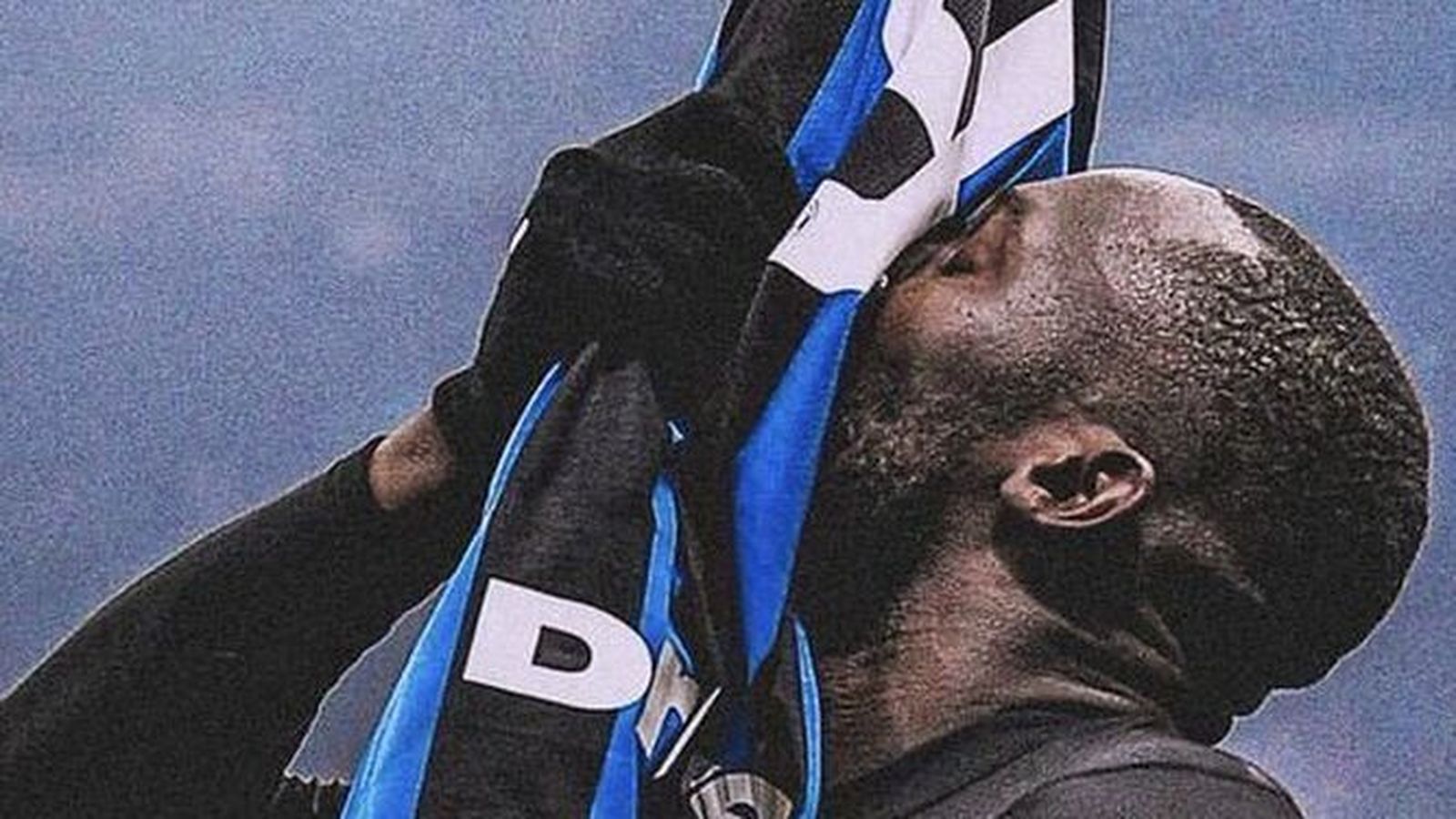 Lukaku besa la camiseta del Inter en su anterior etapa