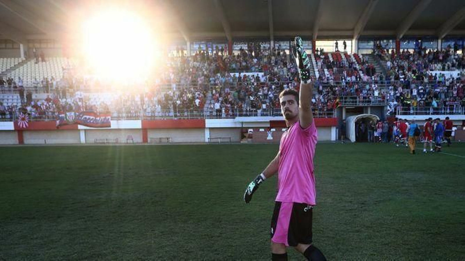 Romero saluda a los aficionados del Algeciras al término de un encuentro