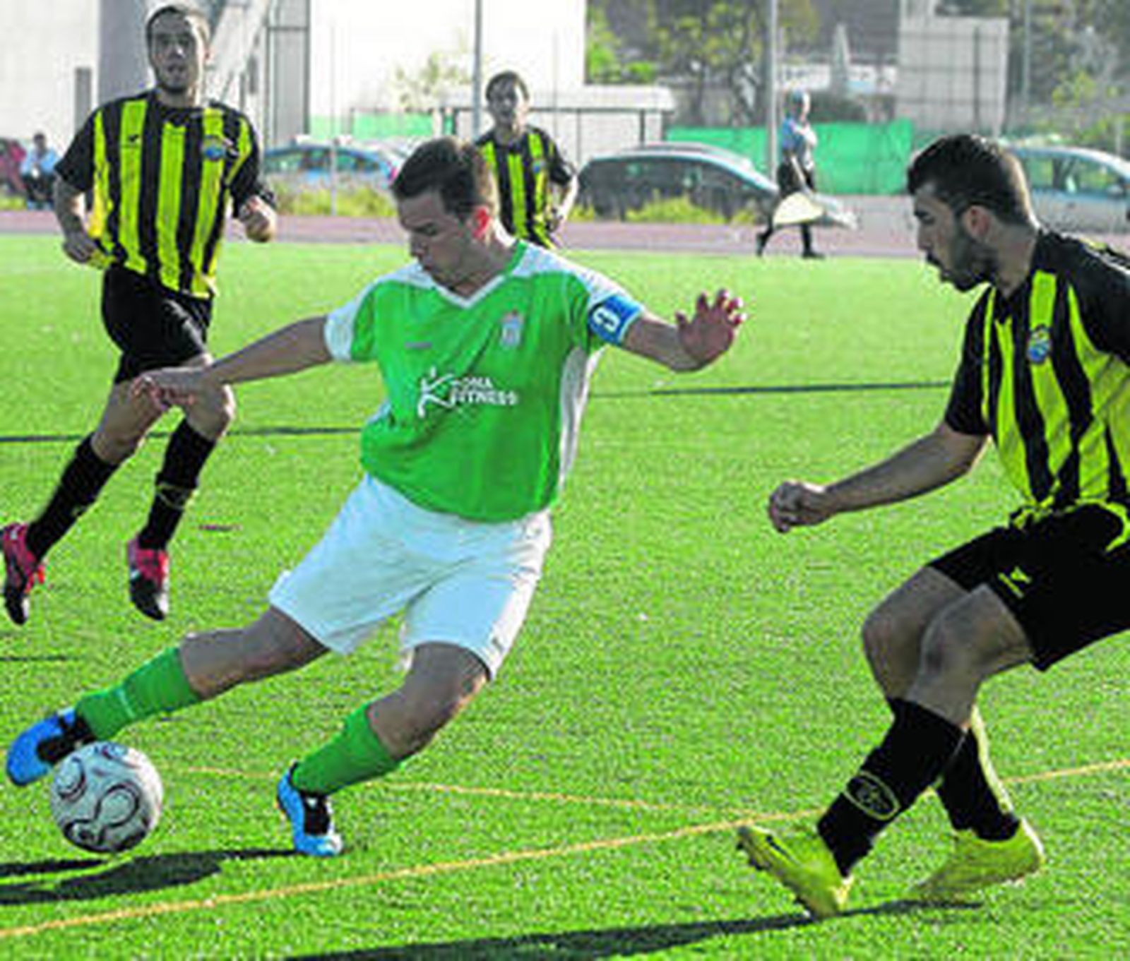 El visitante Jorge encara al futbolista del Tiempo Libre Quique.