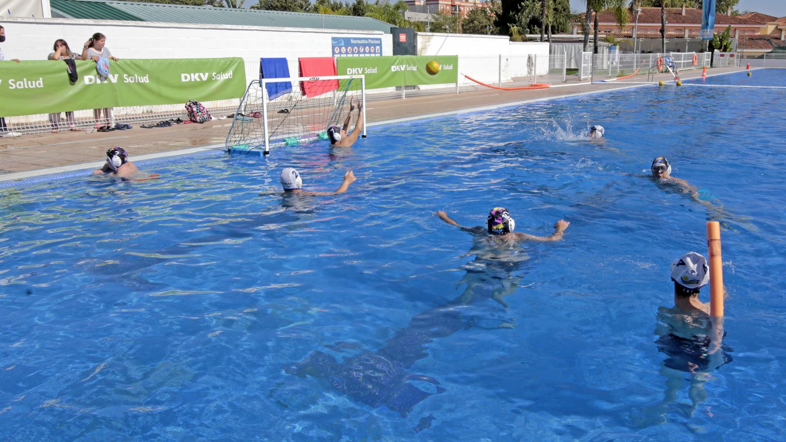 Imágenes de las actividades de waterpolo inclusivo DkV, Ayuntamiento y varias asociaciones en Piscina Jerez Arena Village
