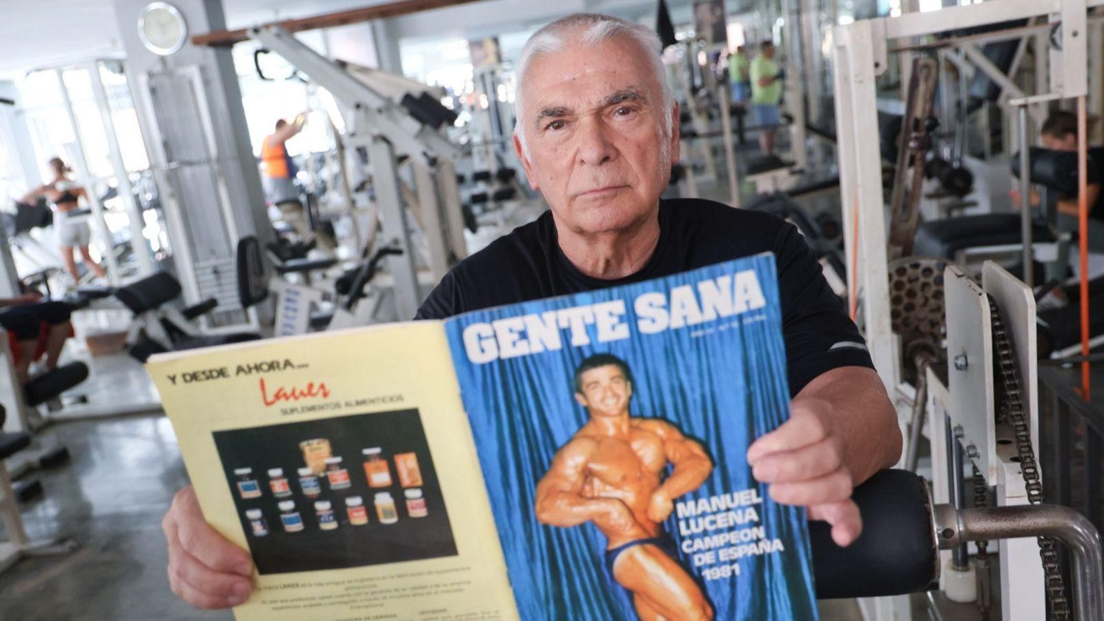 Manolo Lucena con la revista 'Gente Sana' de la que fue portada en el 1981 Manolo Lucena con la revista 'Gente Sana' de la que fue portada en el 1981