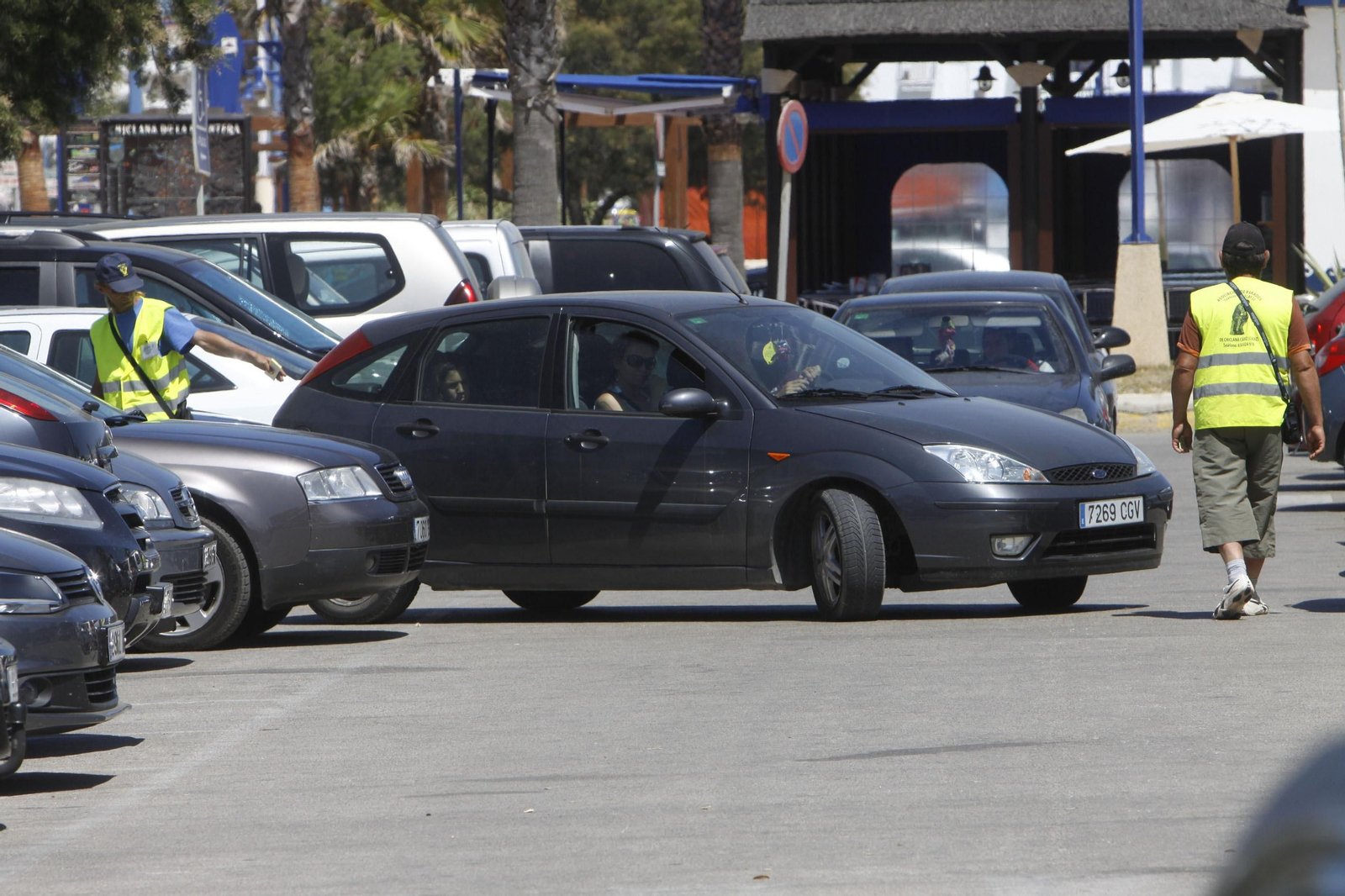 Vigilantes de los estacionamientos de La Barrosa, en una imagen de archivo.