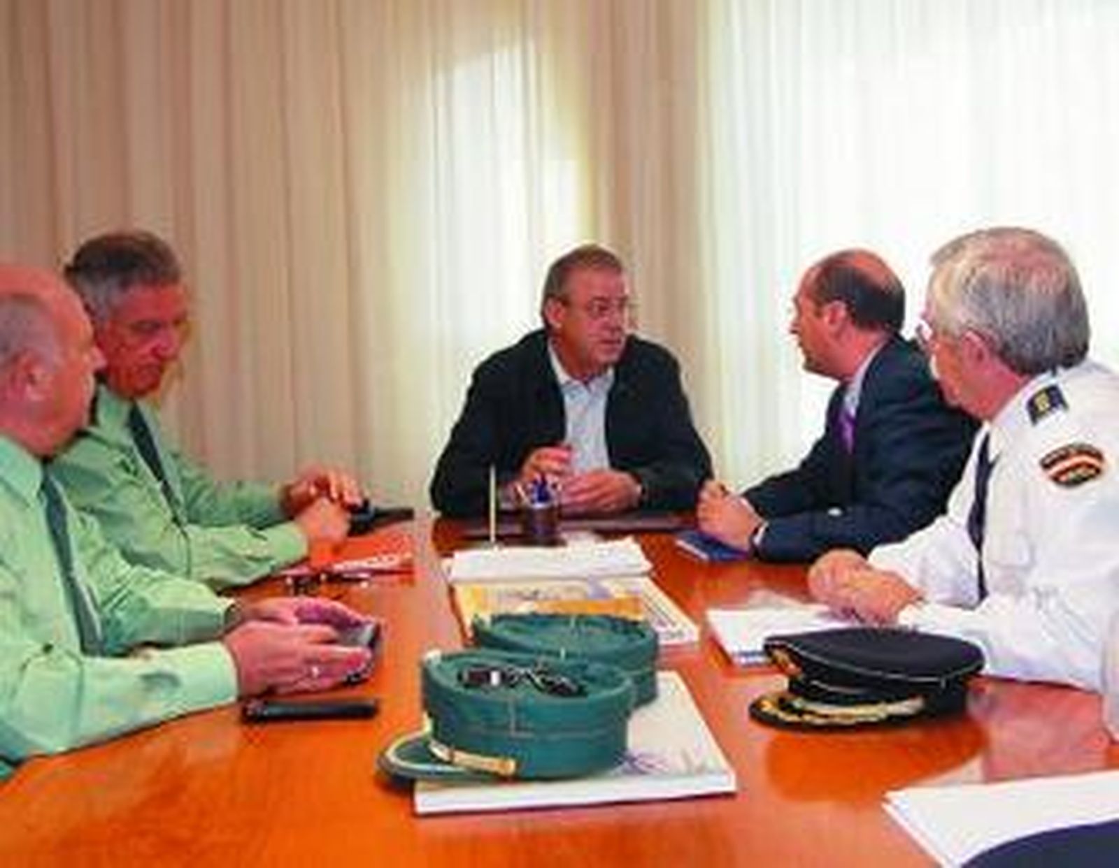 Enciso y Corpas departiendo en la Junta Local de Seguridad.