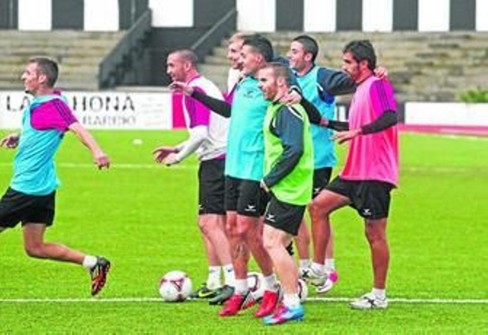 Jugadores de la Balona juguetean en un entrenamiento.