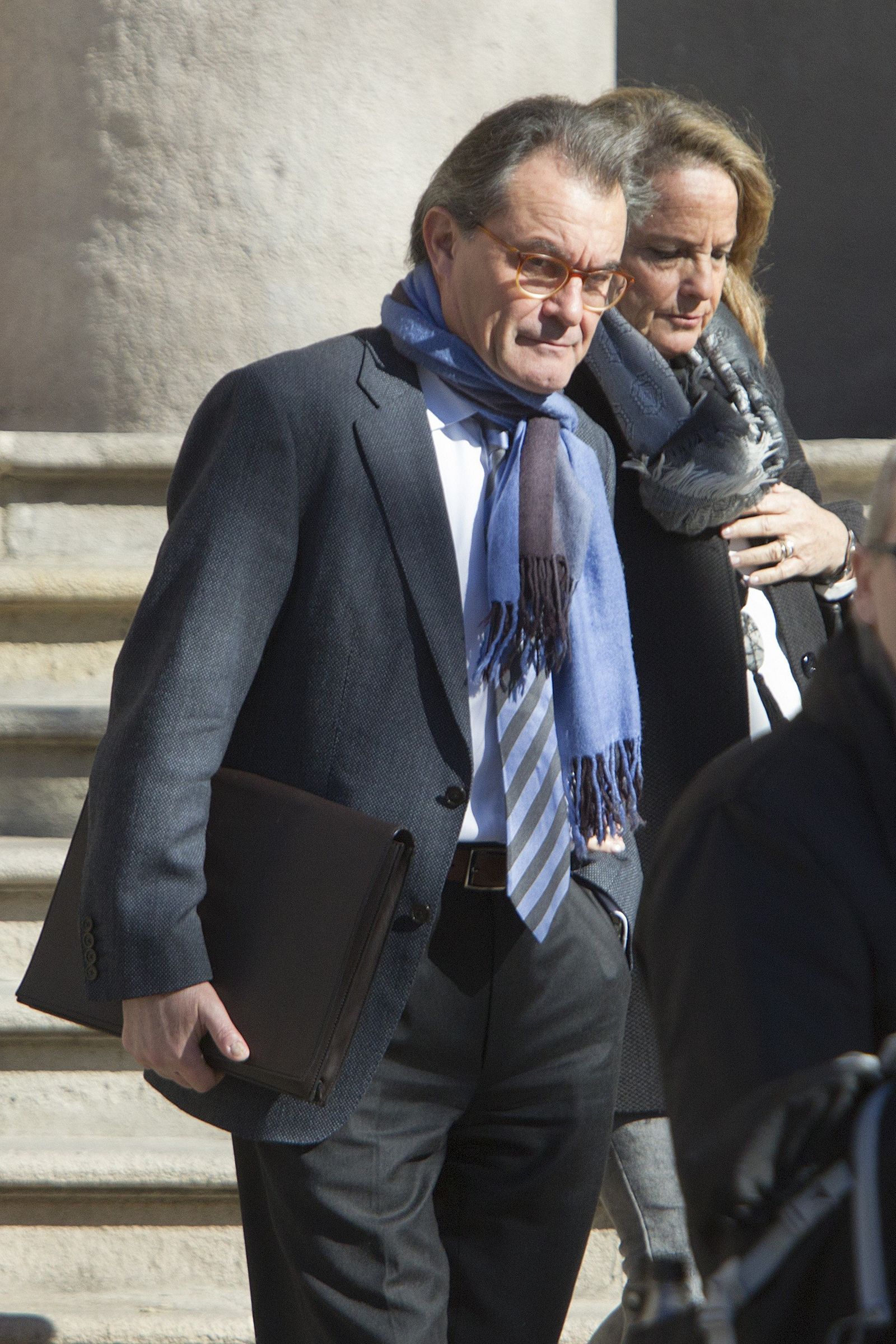 Artur Mas, junto a su mujer, Helena Rakosinik, ayer al salir del TSJC.